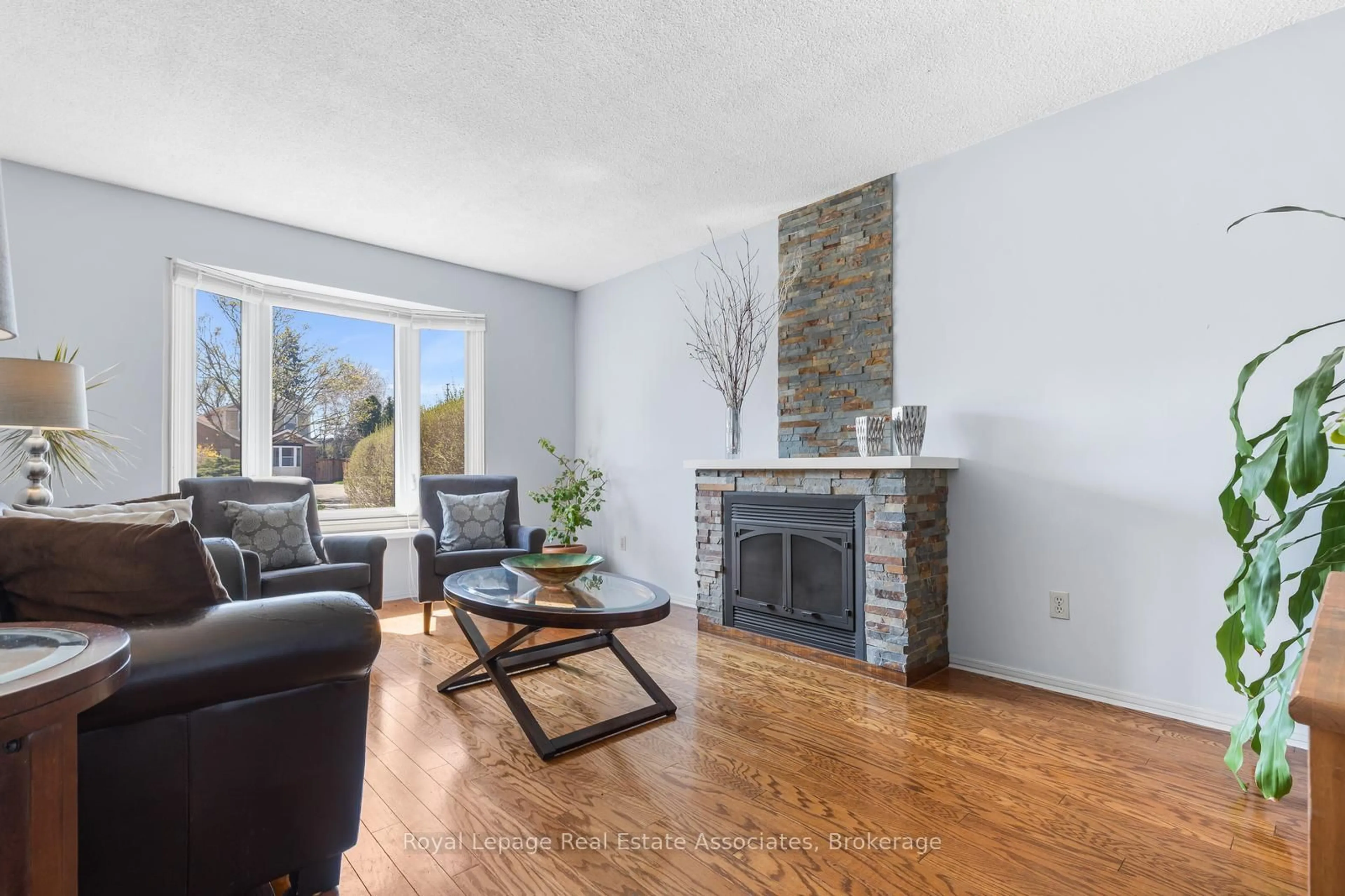 Living room with furniture, unknown for 4107 Rolling Valley Dr, Mississauga Ontario L5L 2J1