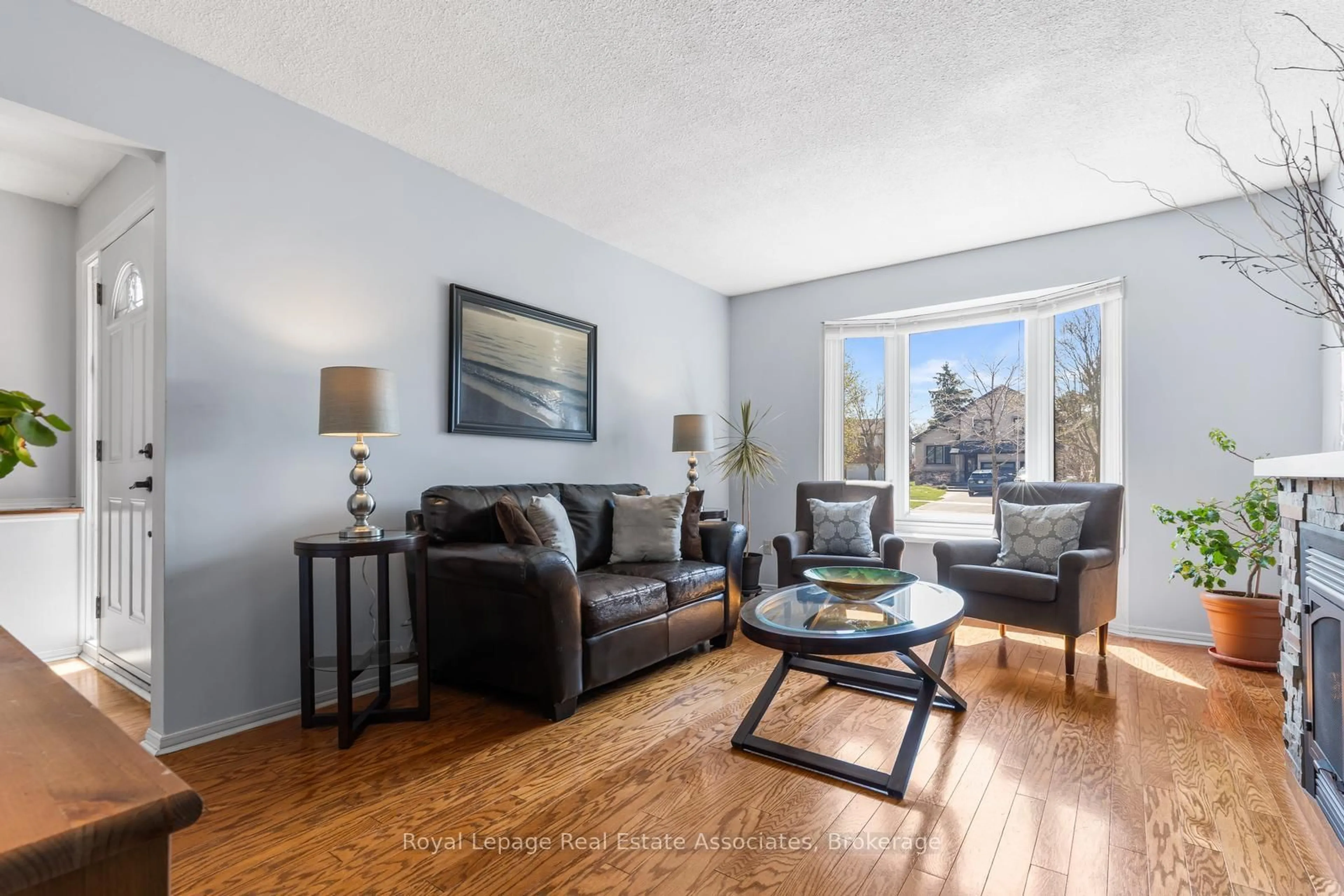 Living room with furniture, wood/laminate floor for 4107 Rolling Valley Dr, Mississauga Ontario L5L 2J1