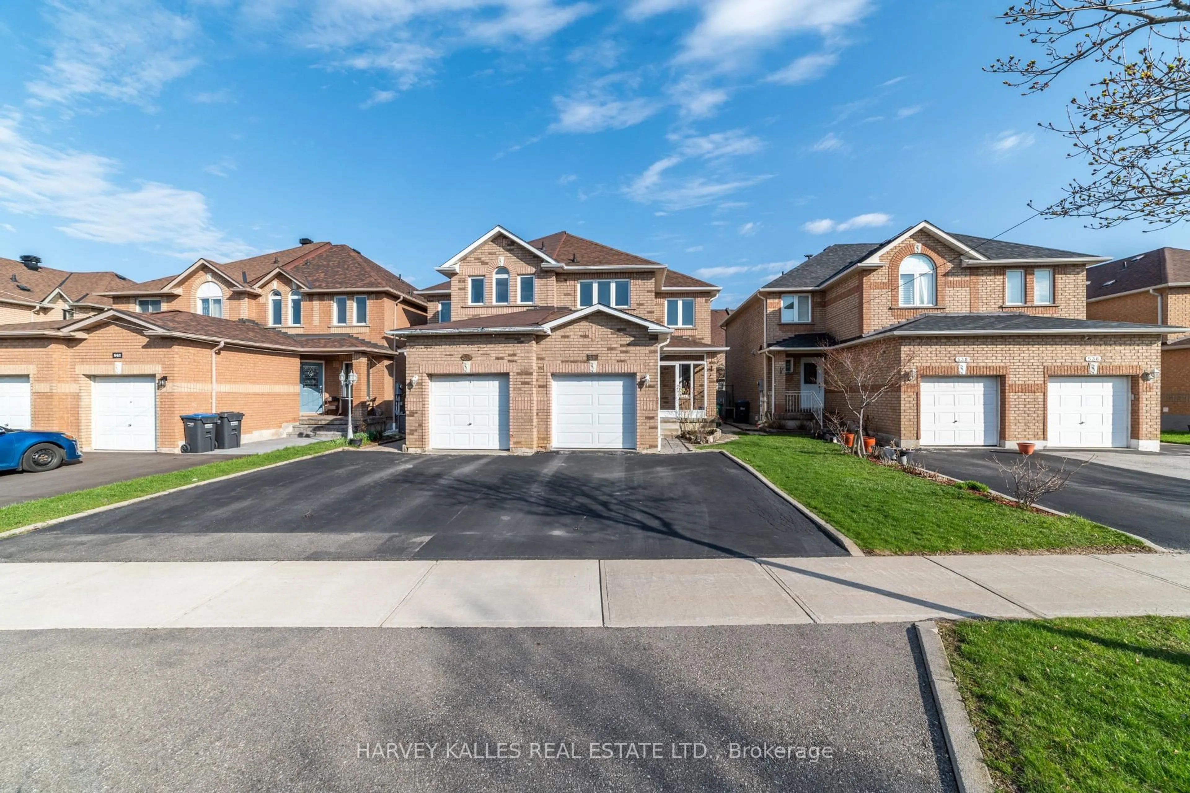 A pic from outside/outdoor area/front of a property/back of a property/a pic from drone, street for 542 Leatherleaf Dr, Mississauga Ontario L4Z 3Y5