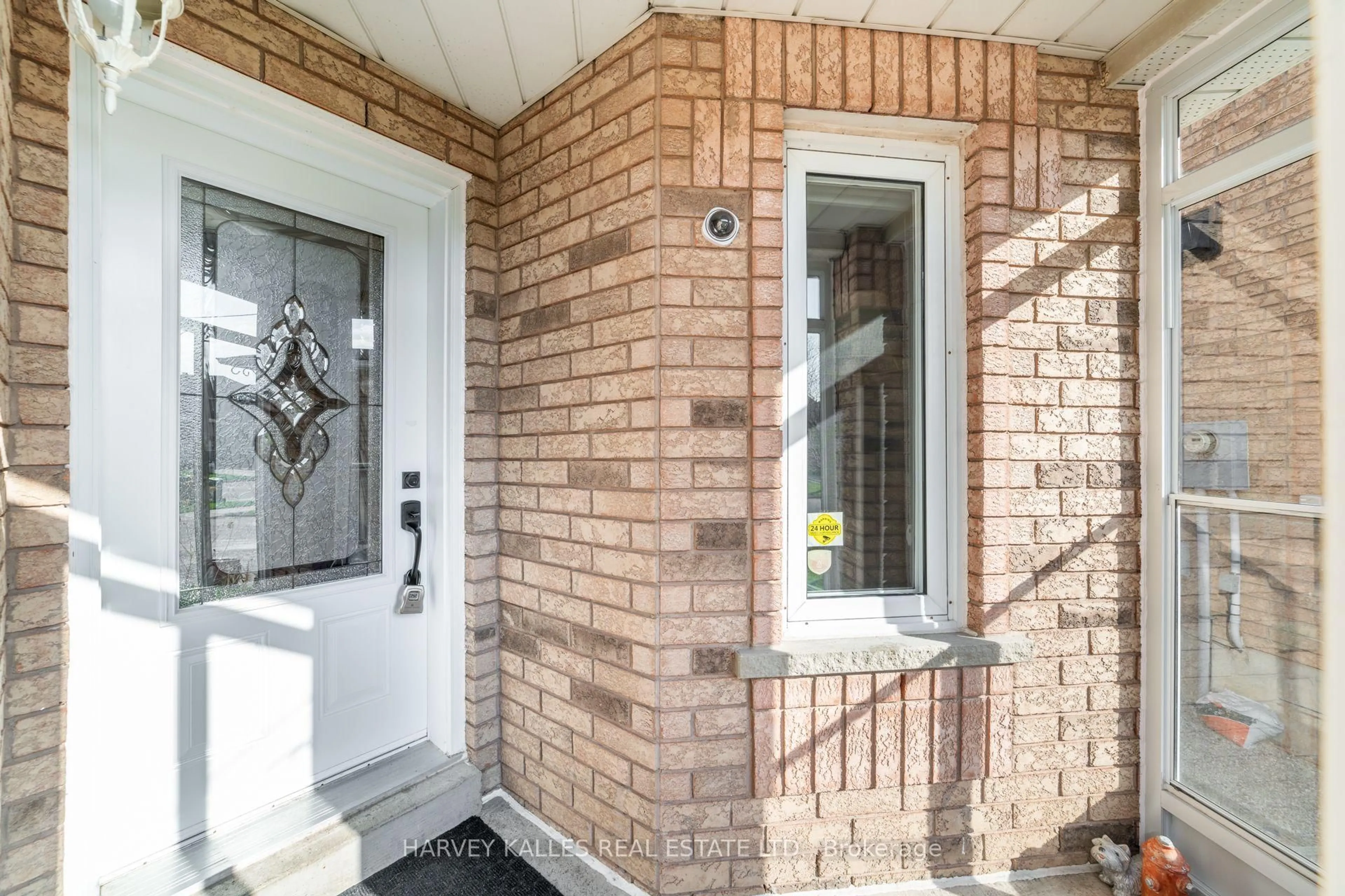 Indoor entryway for 542 Leatherleaf Dr, Mississauga Ontario L4Z 3Y5