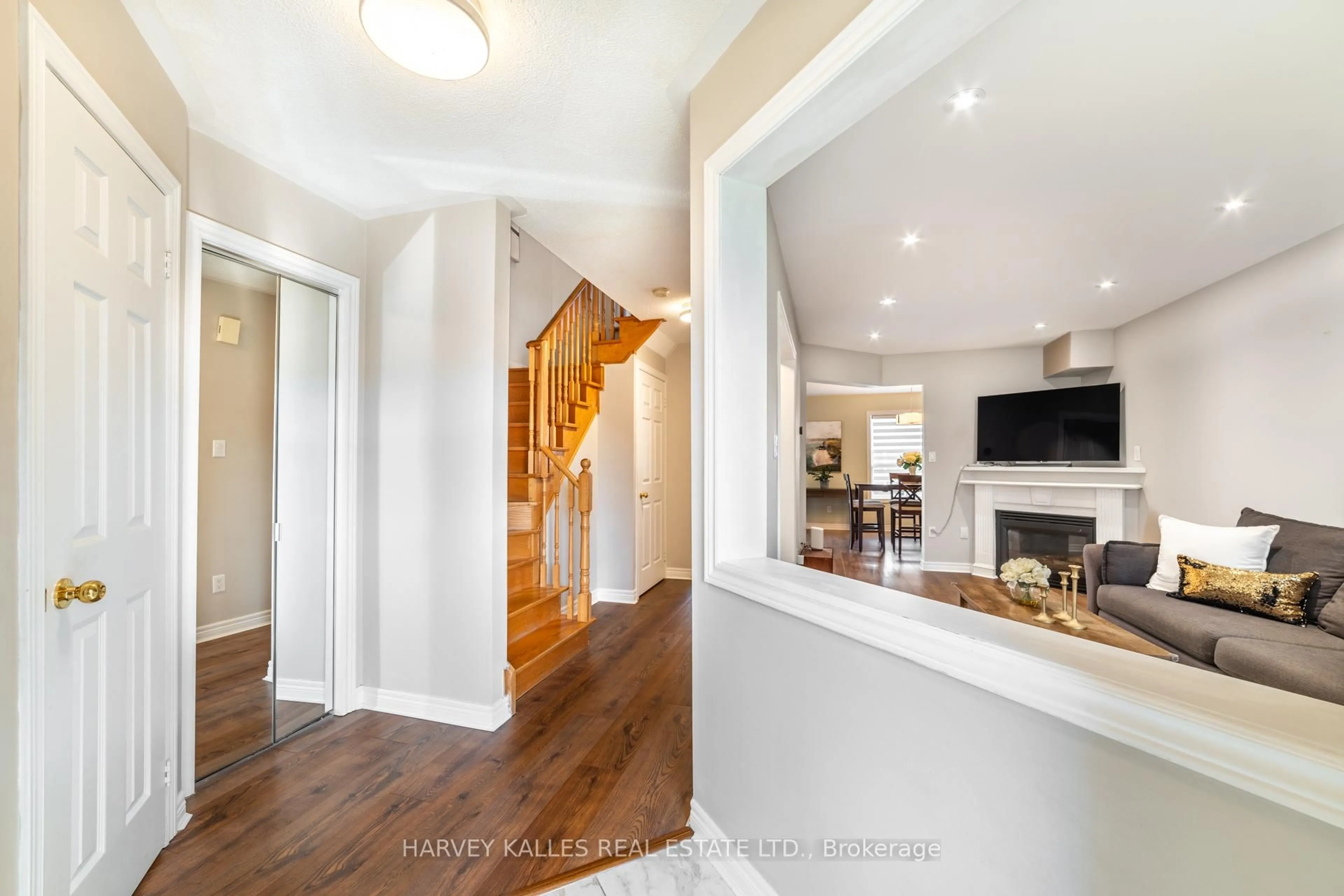 Indoor entryway for 542 Leatherleaf Dr, Mississauga Ontario L4Z 3Y5