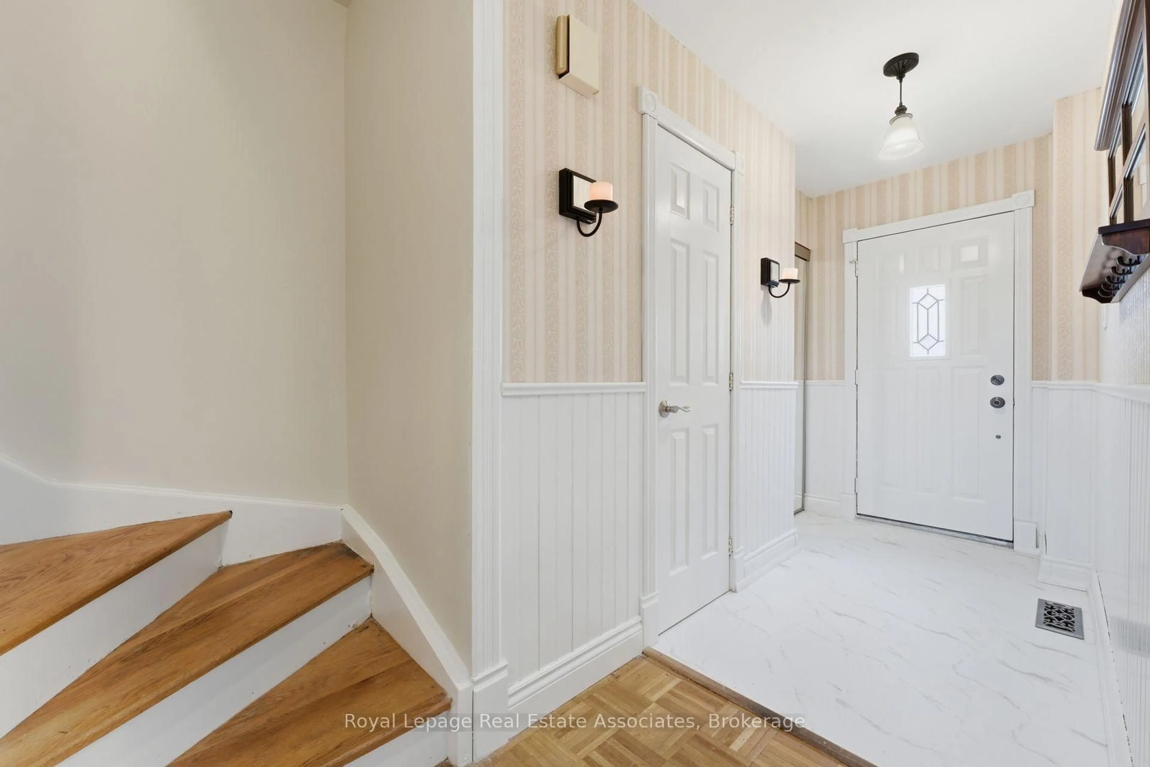 Indoor entryway for 3244 Mainsail Cres, Mississauga Ontario L5L 1H2