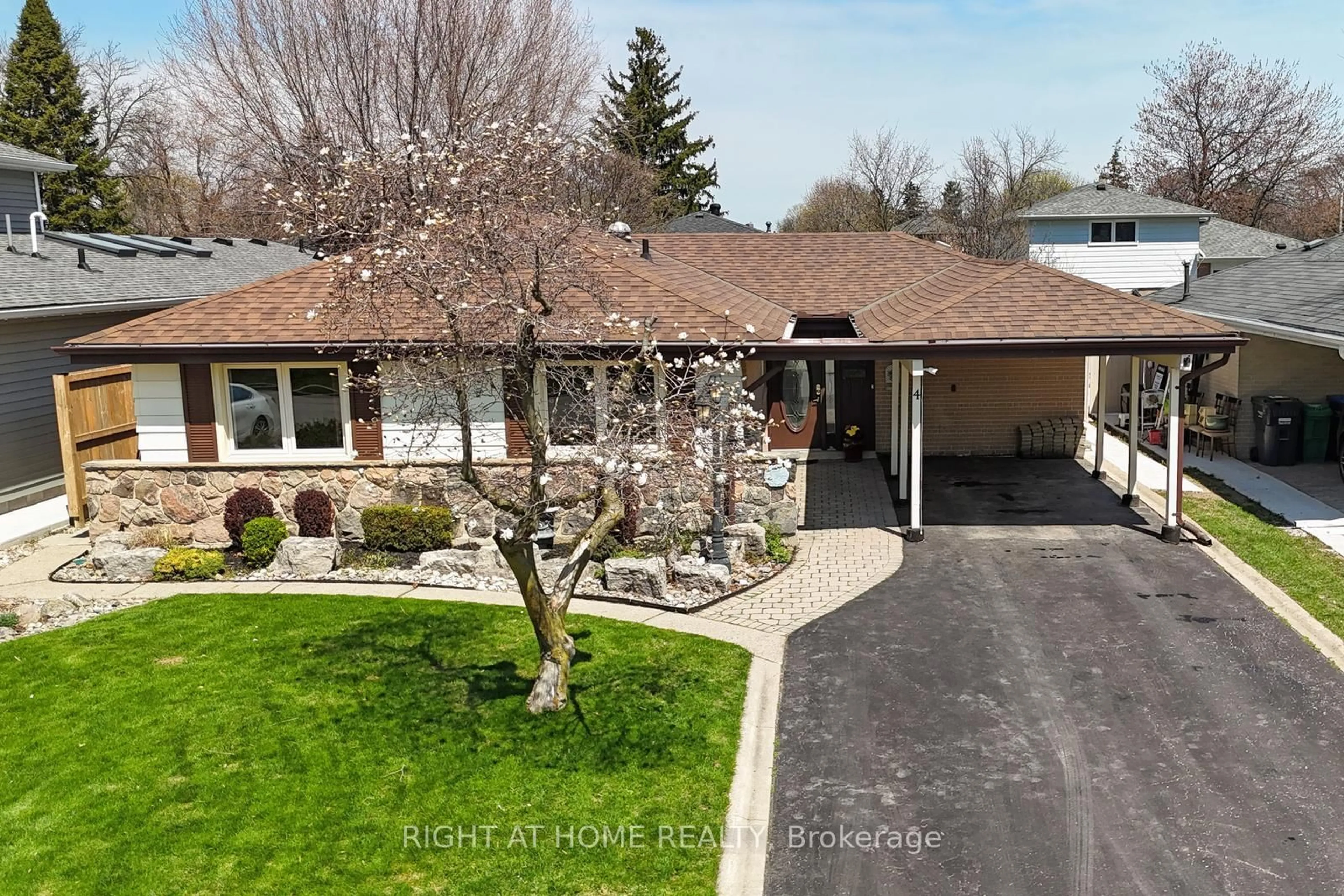 A pic from outside/outdoor area/front of a property/back of a property/a pic from drone, street for 4 Allendale Rd, Brampton Ontario L6W 2Y6