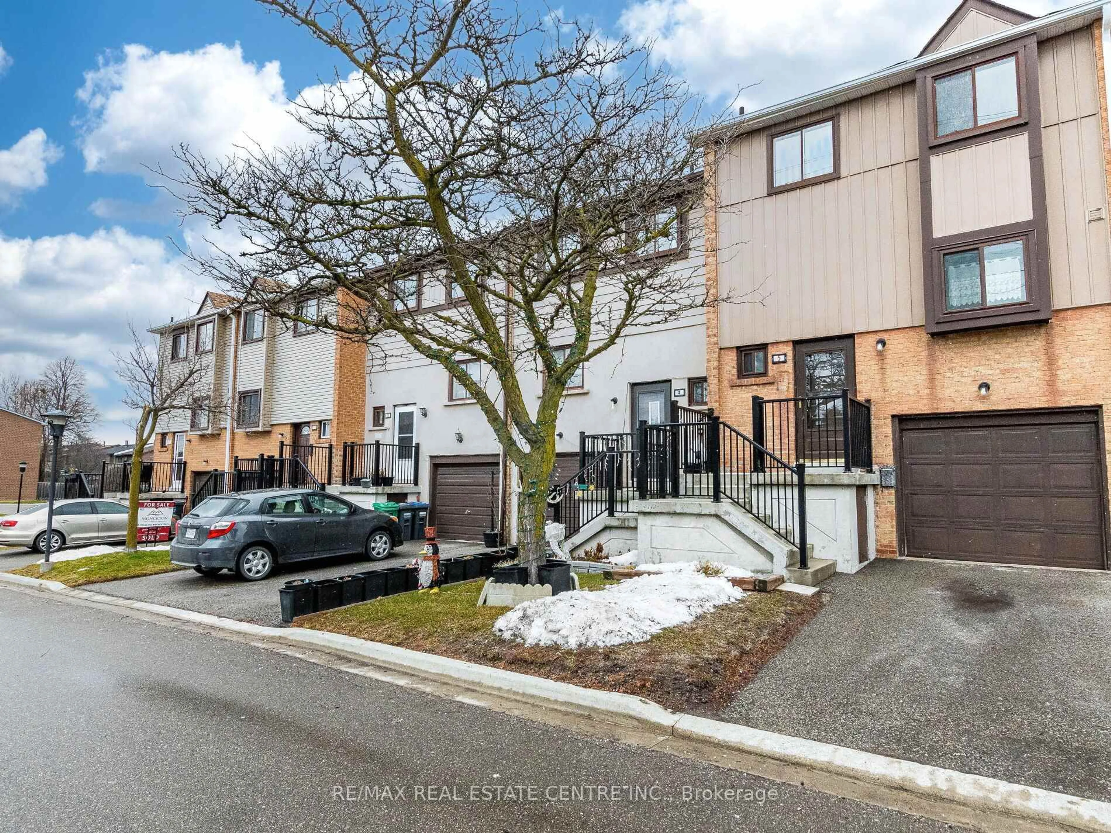A pic from outside/outdoor area/front of a property/back of a property/a pic from drone, street for 5 Moregate Cres, Brampton Ontario L6S 3K9