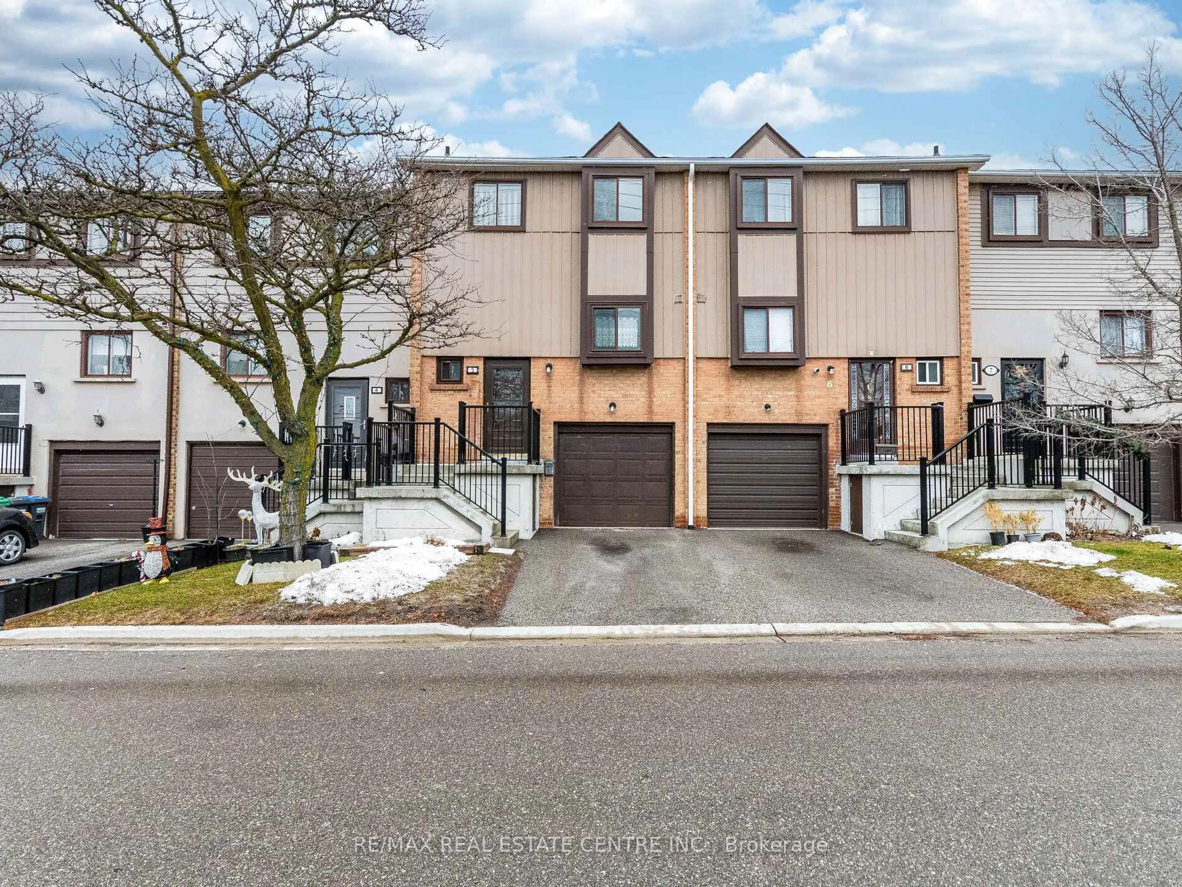 A pic from outside/outdoor area/front of a property/back of a property/a pic from drone, street for 5 Moregate Cres, Brampton Ontario L6S 3K9