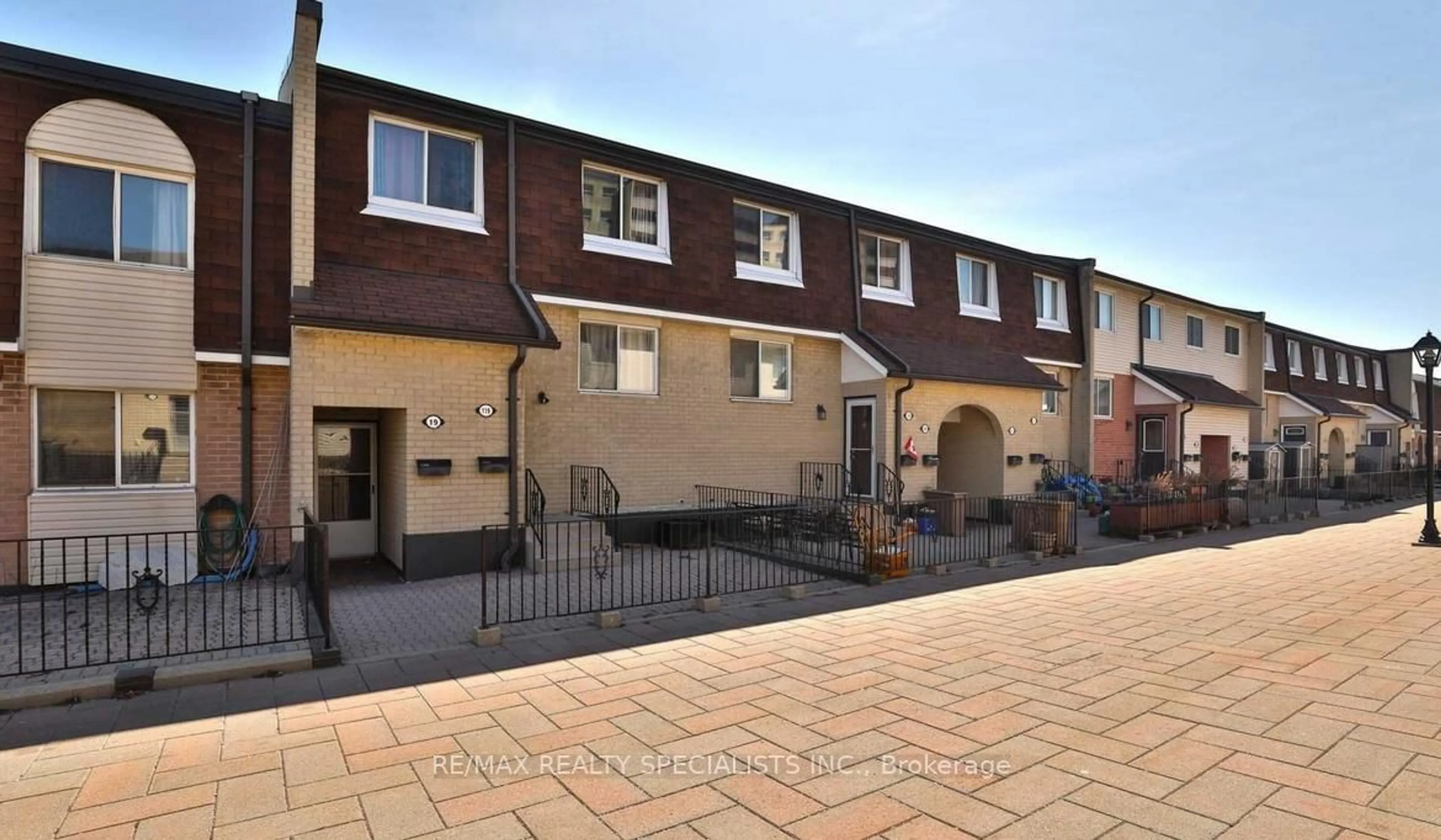 Patio, street for 2170 Bromsgrove Rd #19, Mississauga Ontario L5J 4J2