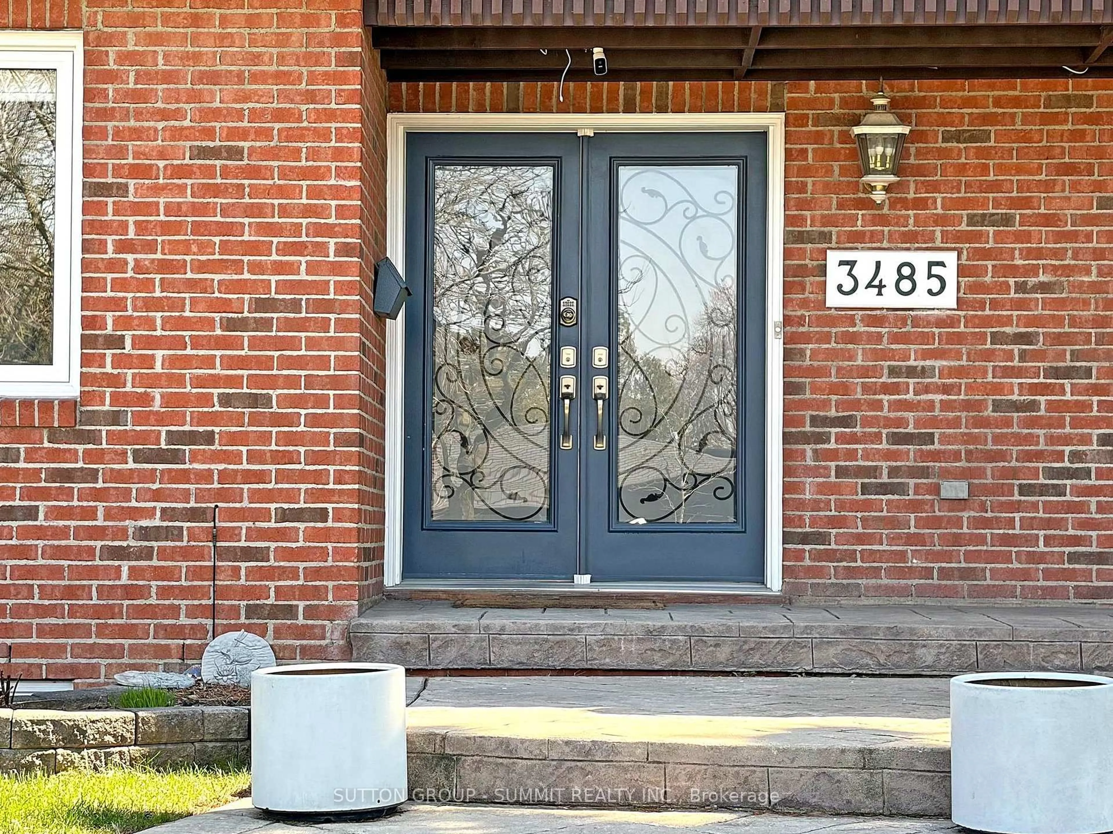 Indoor entryway for 3485 Cawthra Rd, Mississauga Ontario L5A 2X9