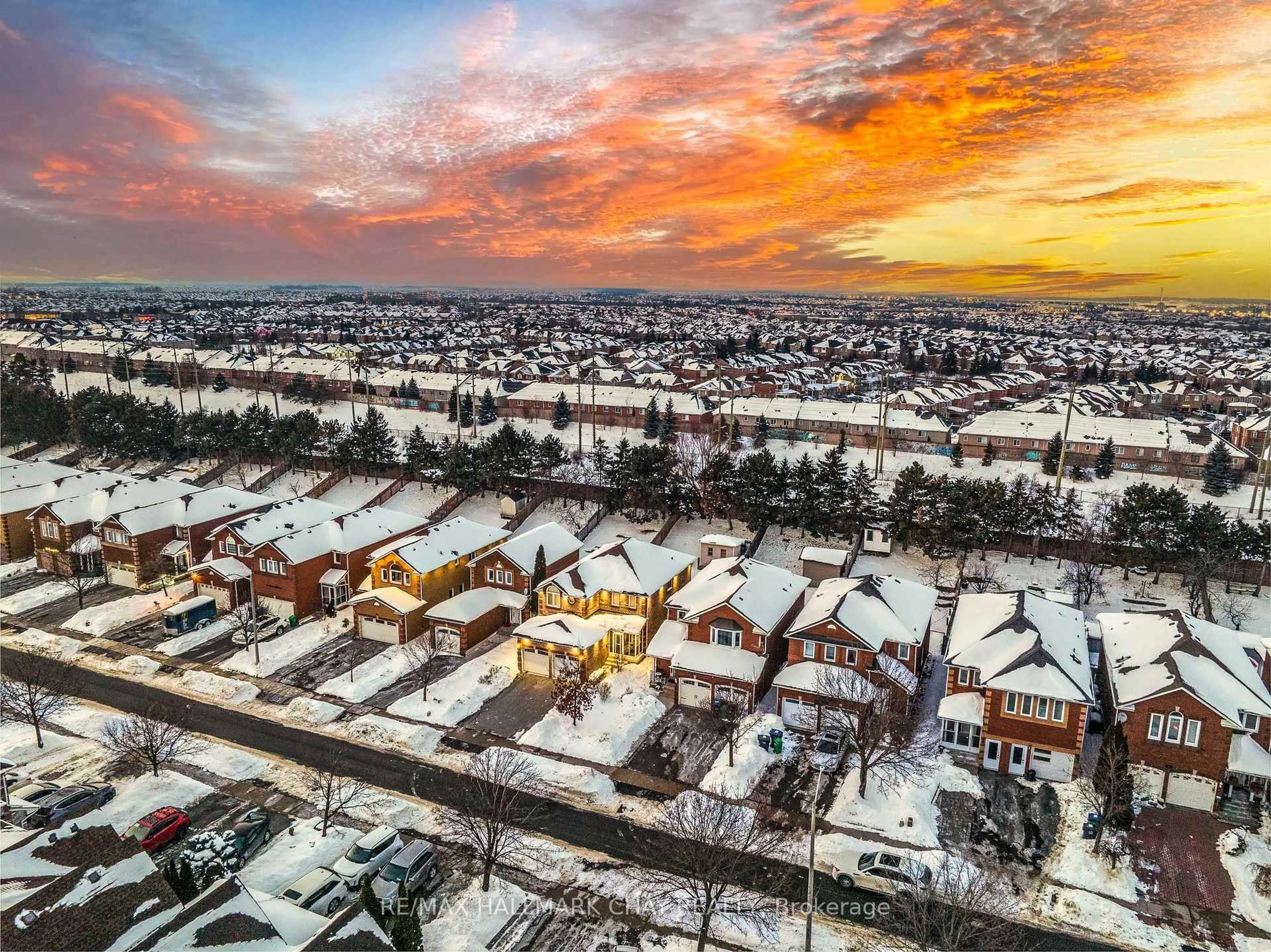 A pic from outside/outdoor area/front of a property/back of a property/a pic from drone, street for 72 Ravenscliffe Crt, Brampton Ontario L6X 4N9