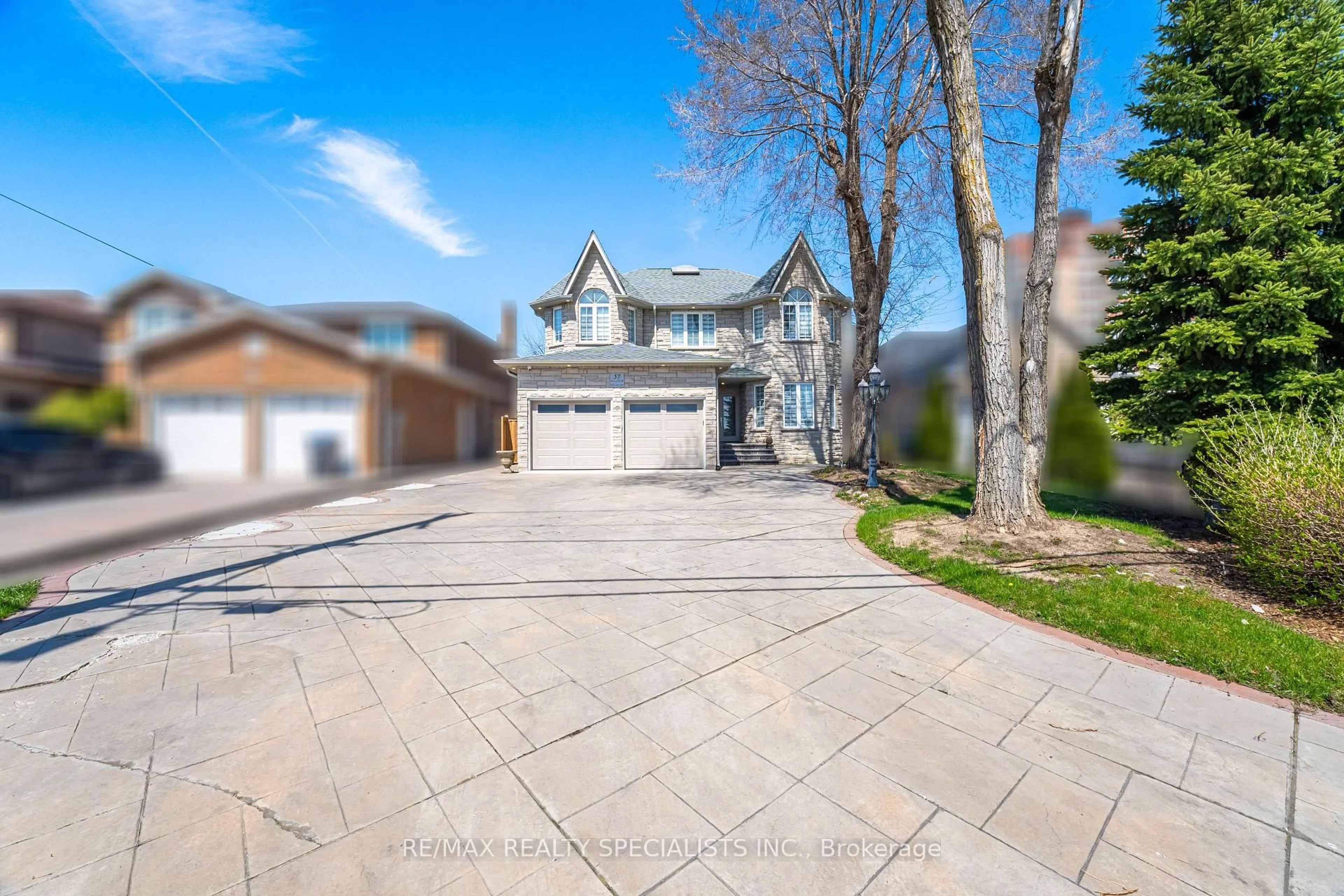A pic from outside/outdoor area/front of a property/back of a property/a pic from drone, street for 57 Fairview Rd, Mississauga Ontario L5B 1K7