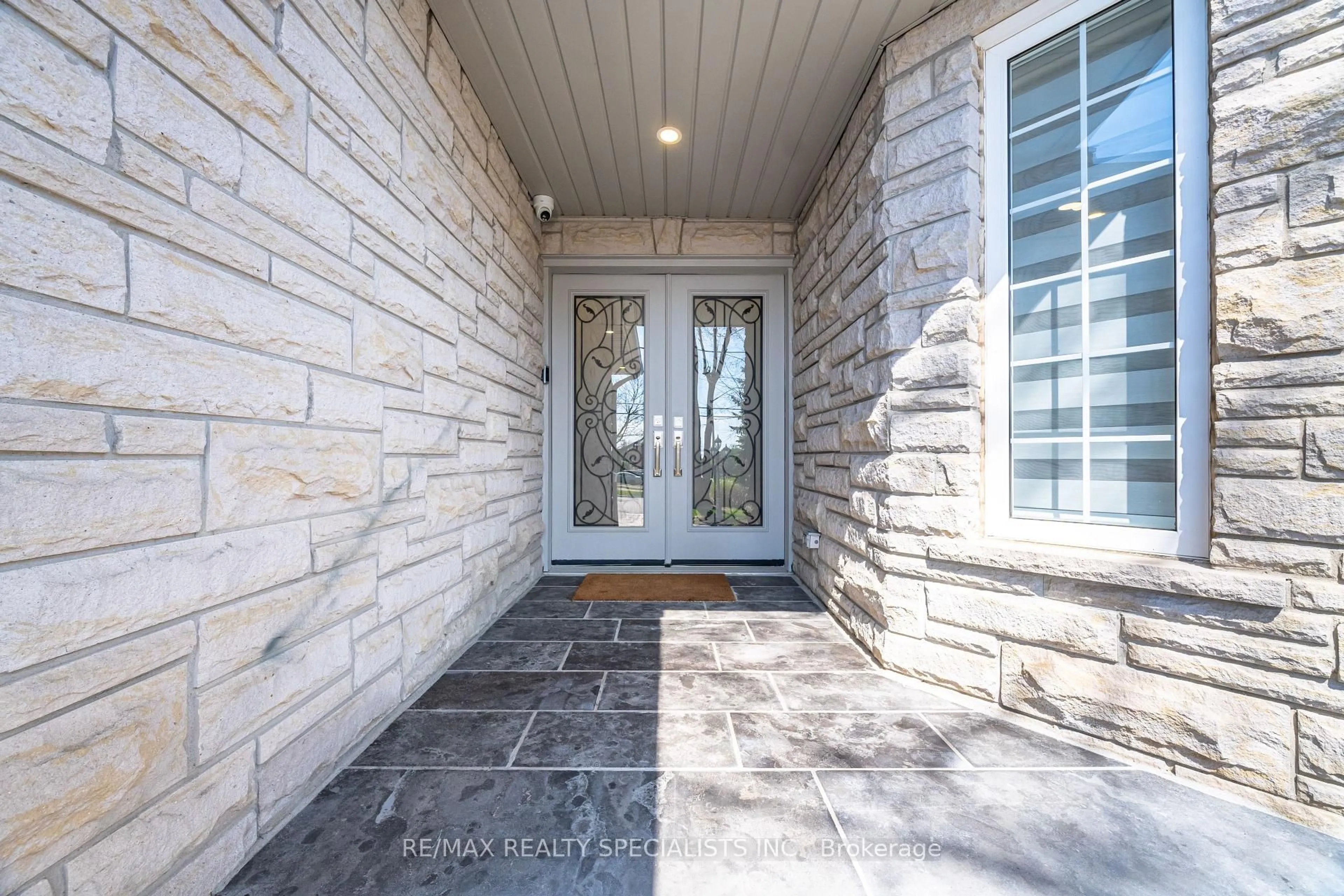 Indoor entryway for 57 Fairview Rd, Mississauga Ontario L5B 1K7