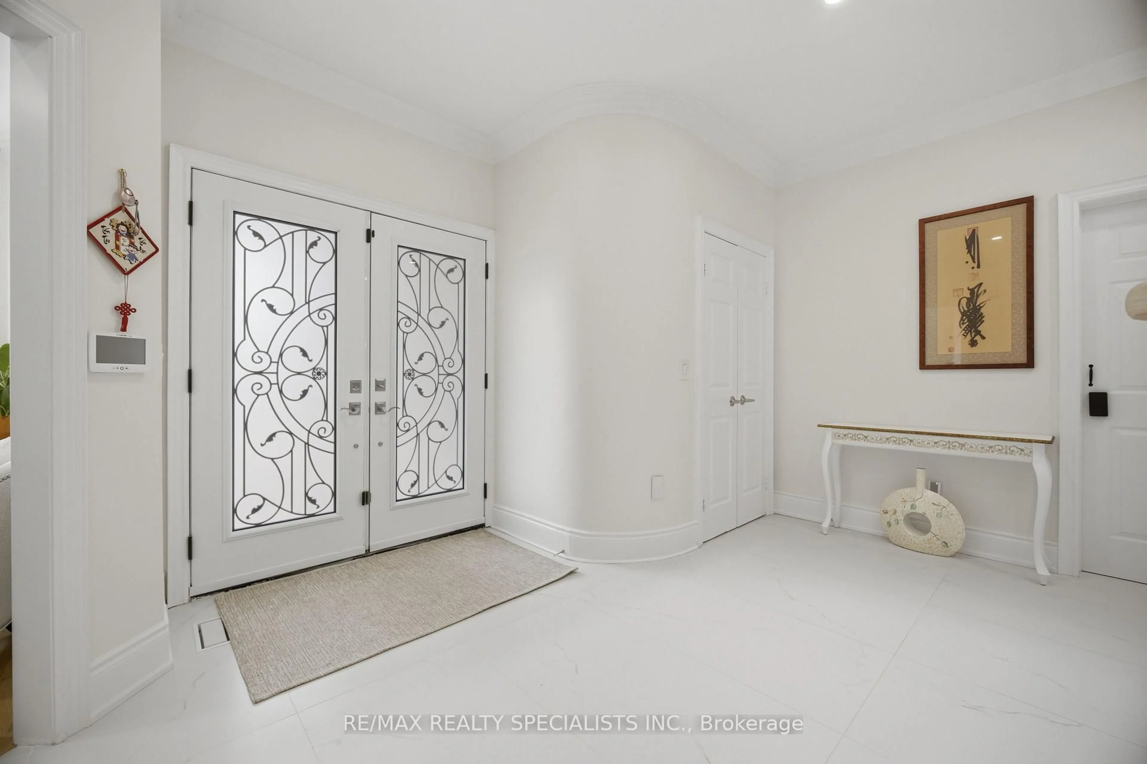 Indoor entryway for 57 Fairview Rd, Mississauga Ontario L5B 1K7