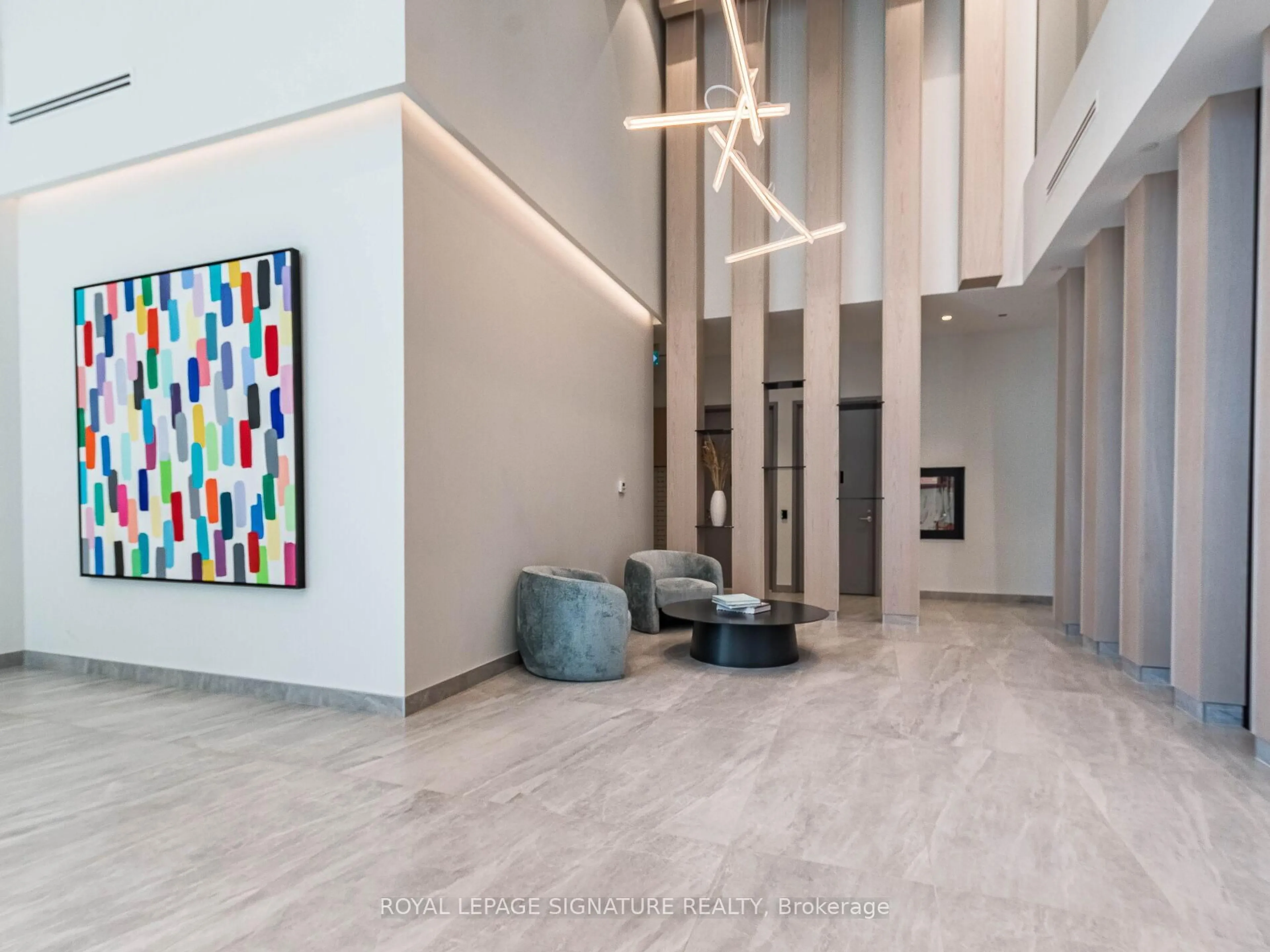 Indoor foyer for 86 Dundas St #622, Mississauga Ontario L5A 1W4