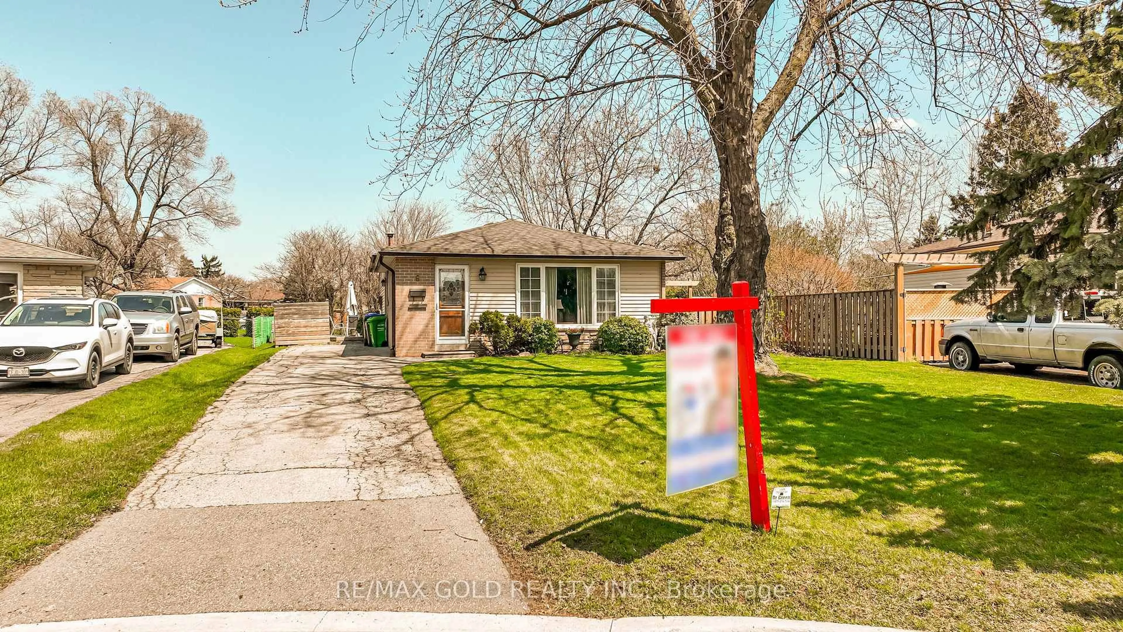 A pic from outside/outdoor area/front of a property/back of a property/a pic from drone, street for 6 Eldon Crt, Brampton Ontario L6T 2B9