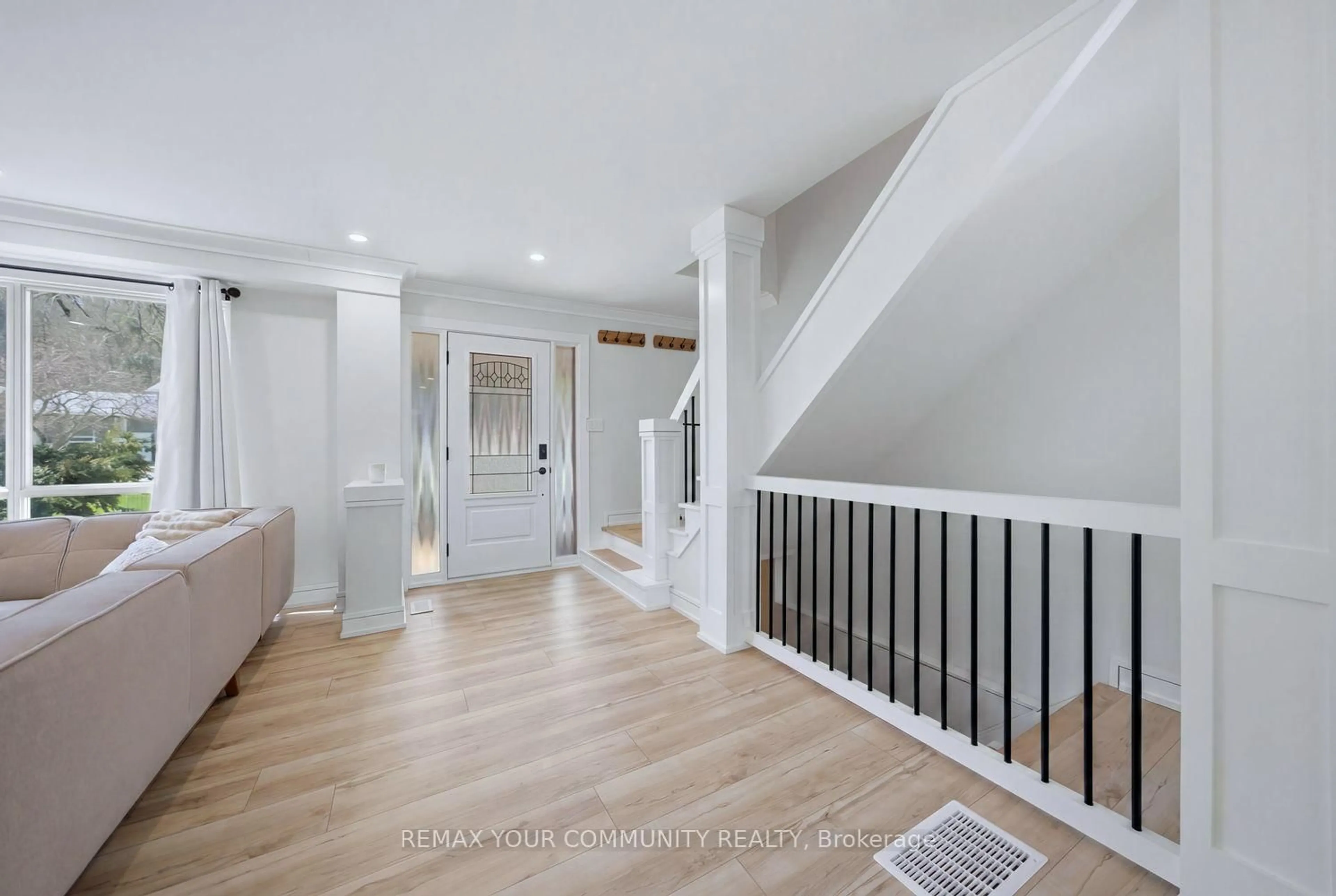 Indoor entryway for 150 connaught Cres, Caledon Ontario L7E 2S4