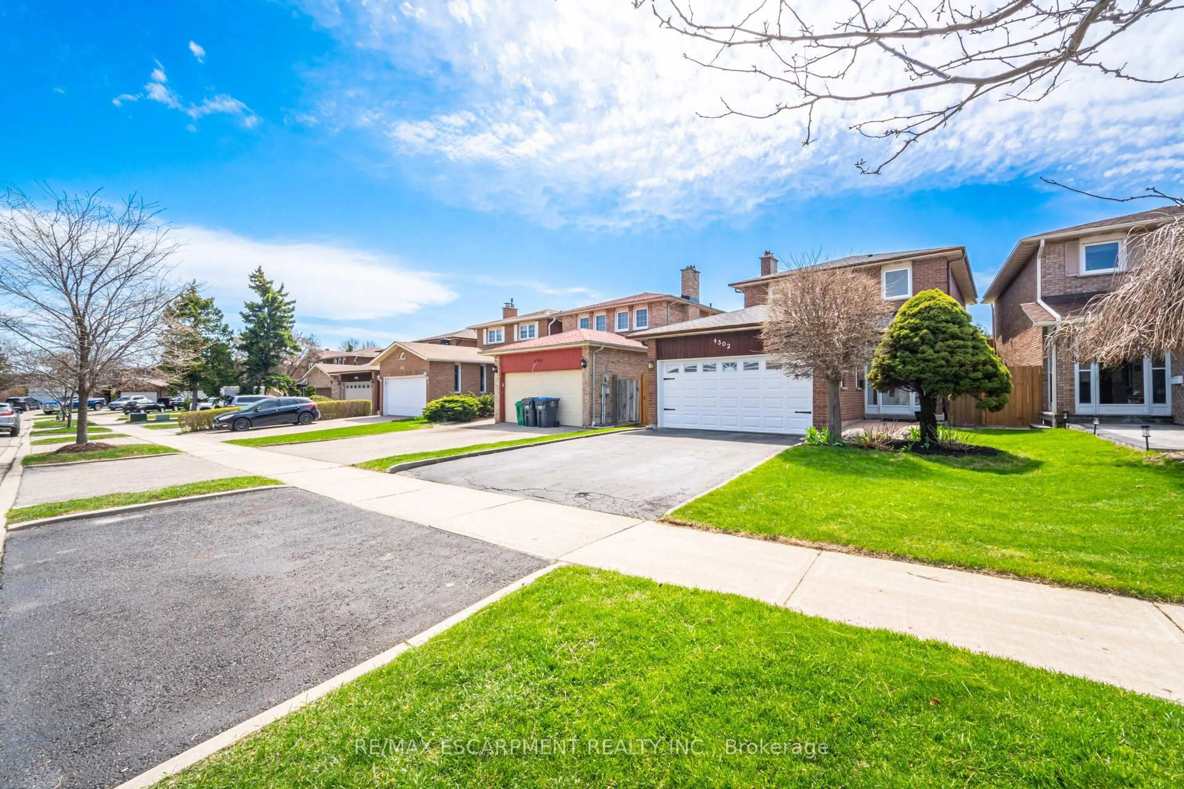 A pic from outside/outdoor area/front of a property/back of a property/a pic from drone, street for 4302 Highgate Cres, Mississauga Ontario L4W 3H2