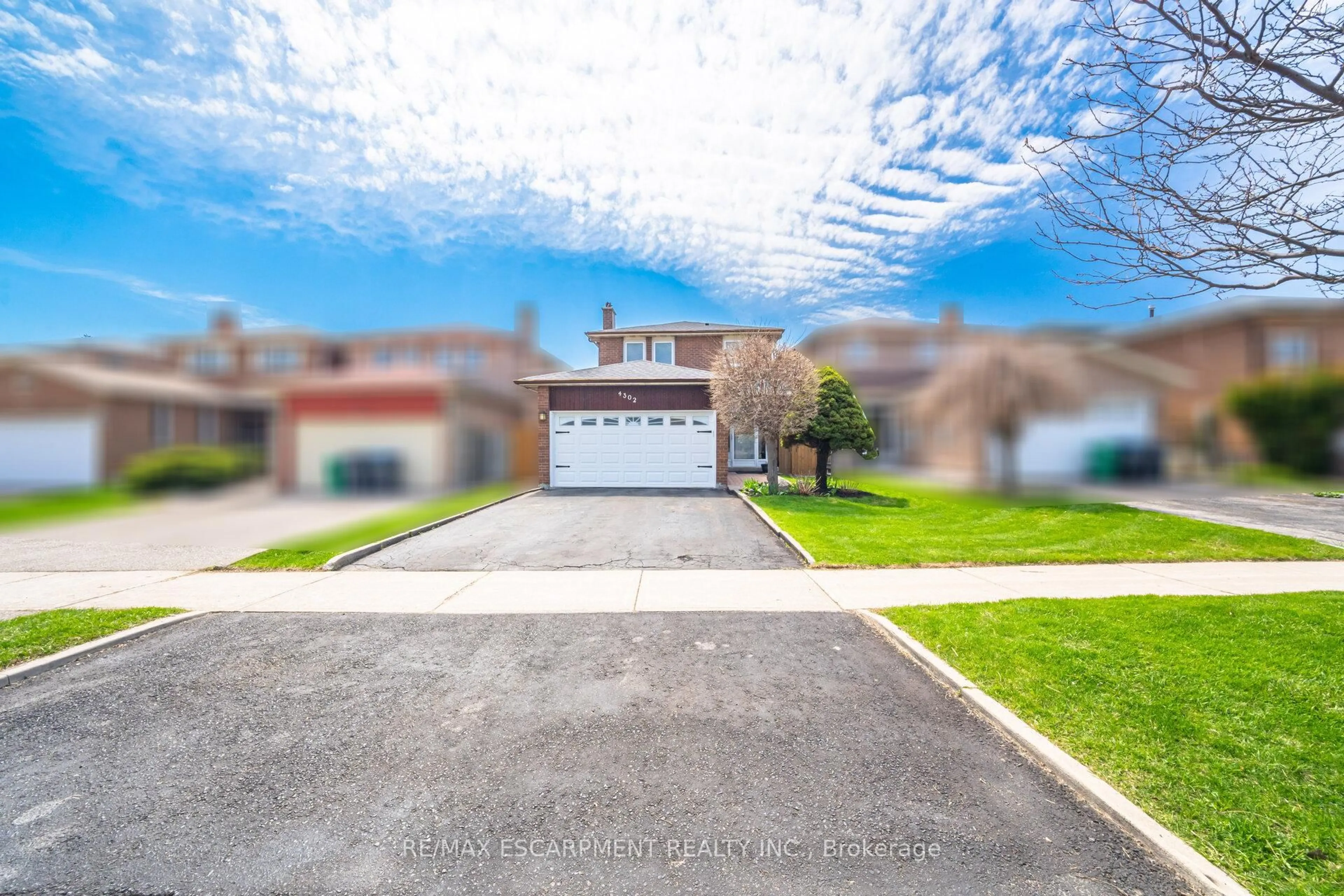 A pic from outside/outdoor area/front of a property/back of a property/a pic from drone, street for 4302 Highgate Cres, Mississauga Ontario L4W 3H2