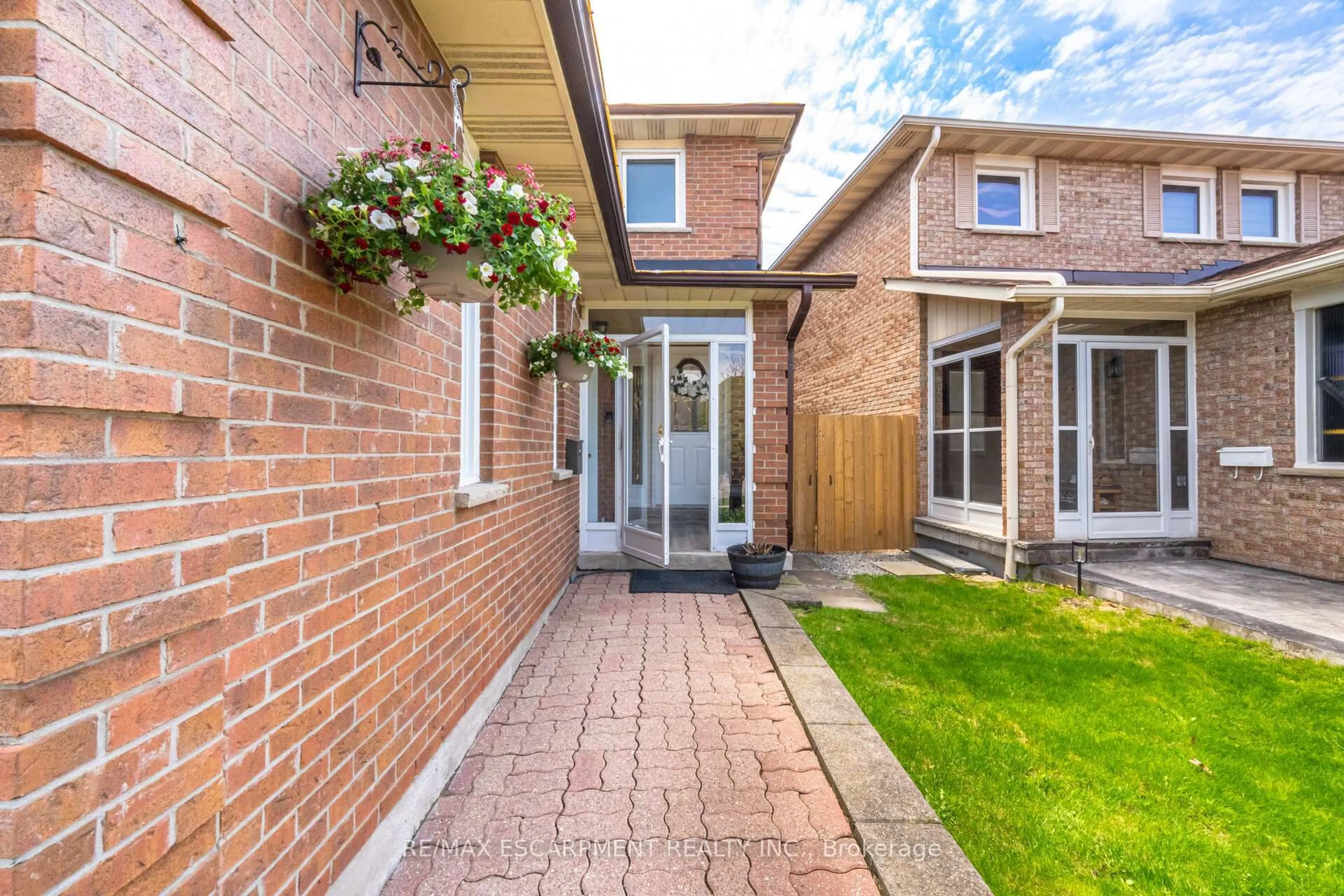 Home with brick exterior material, street for 4302 Highgate Cres, Mississauga Ontario L4W 3H2