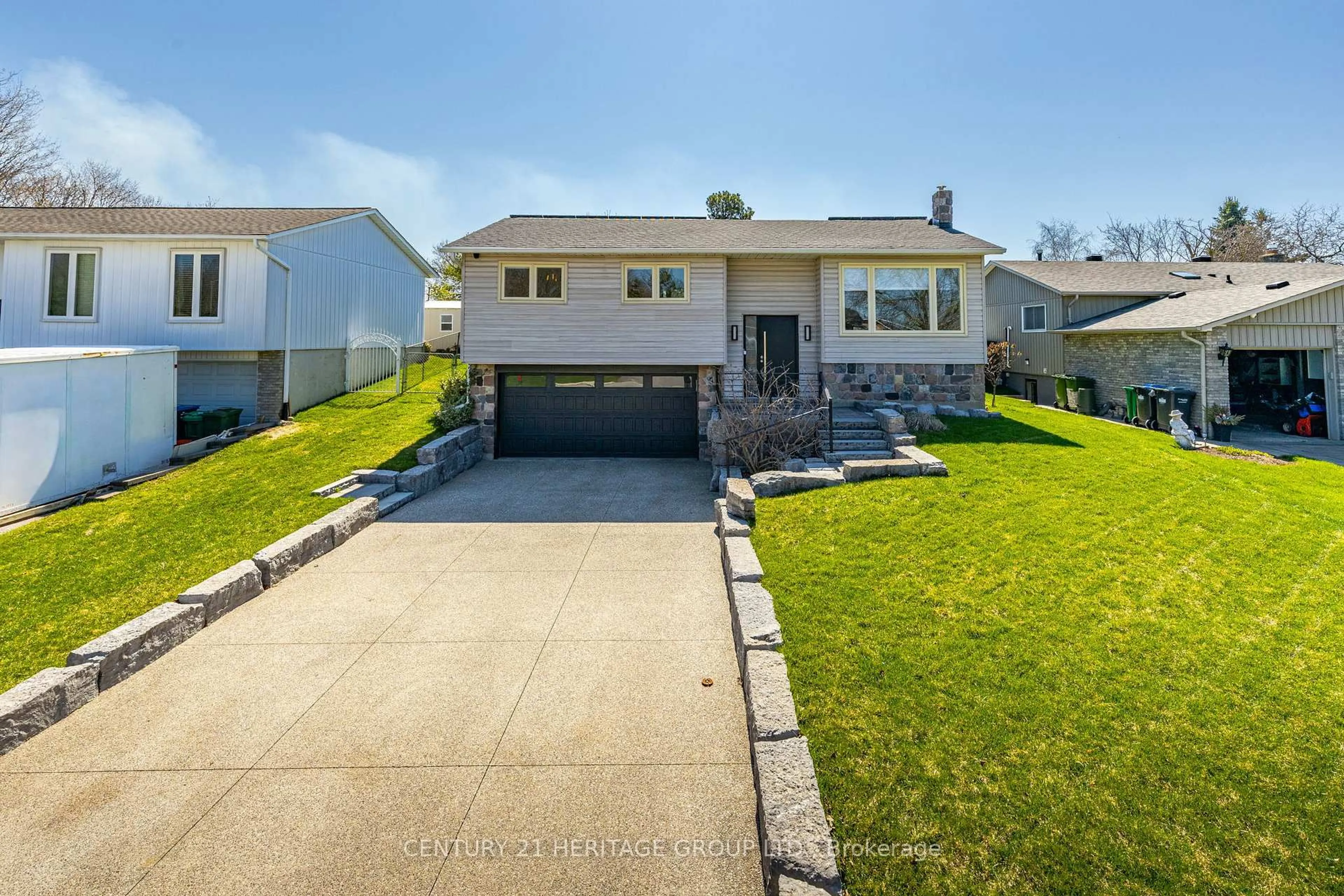 Home with vinyl exterior material, street for 154 Ridge Rd, Caledon Ontario L7E 4V4