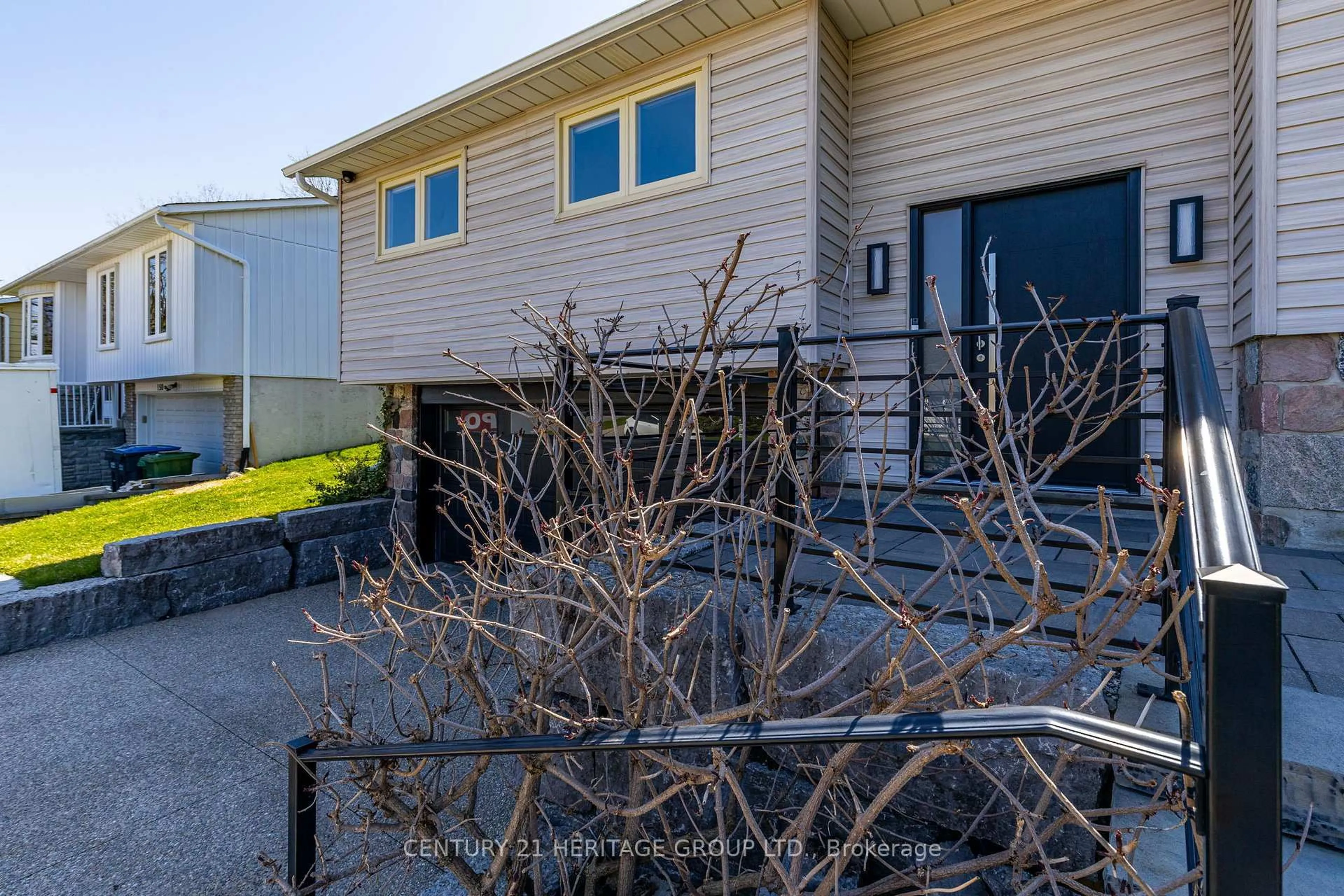 A pic from outside/outdoor area/front of a property/back of a property/a pic from drone, street for 154 Ridge Rd, Caledon Ontario L7E 4V4