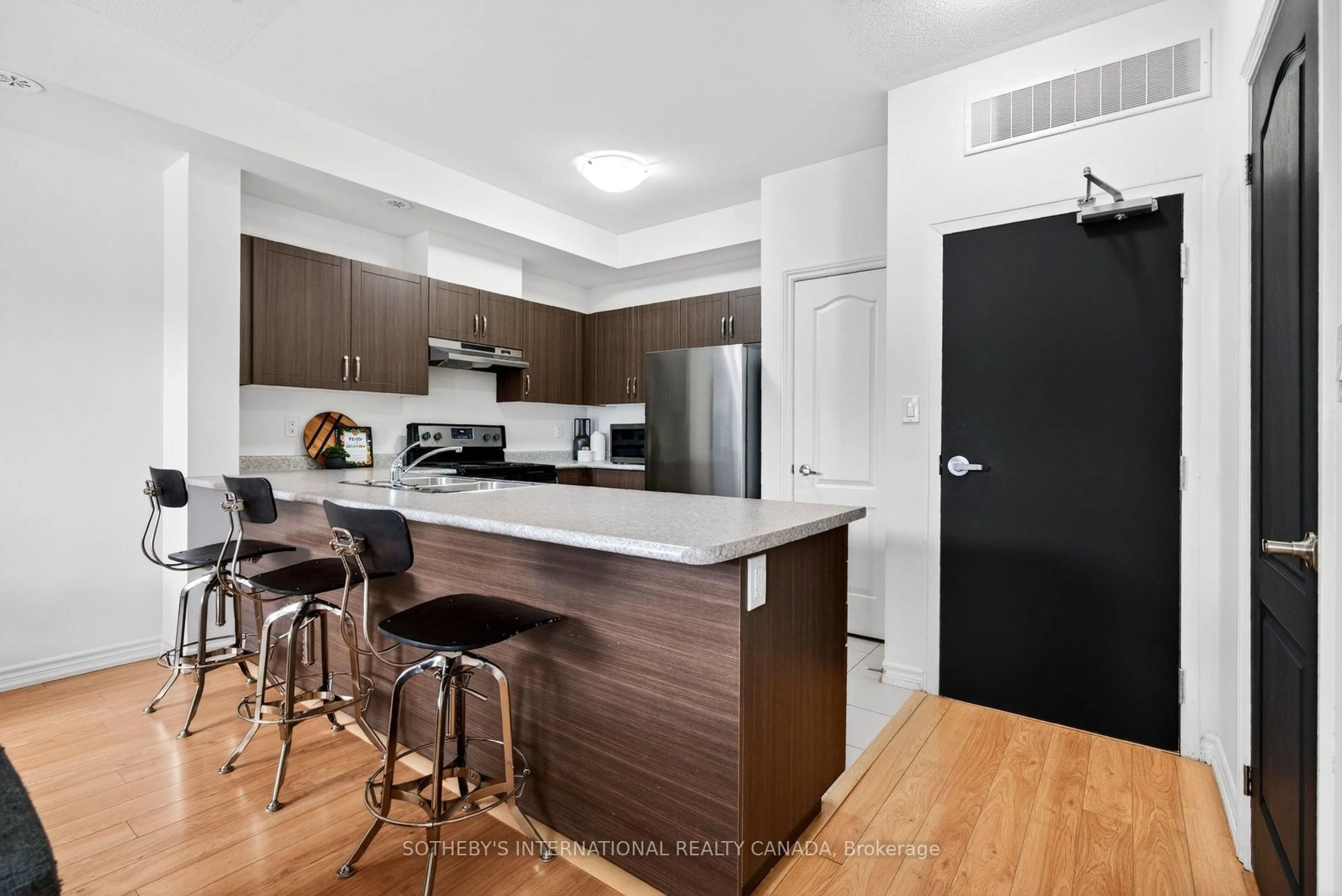 Open concept kitchen, wood/laminate floor for 2420 Baronwood Dr #39-02, Oakville Ontario L6M 0X6