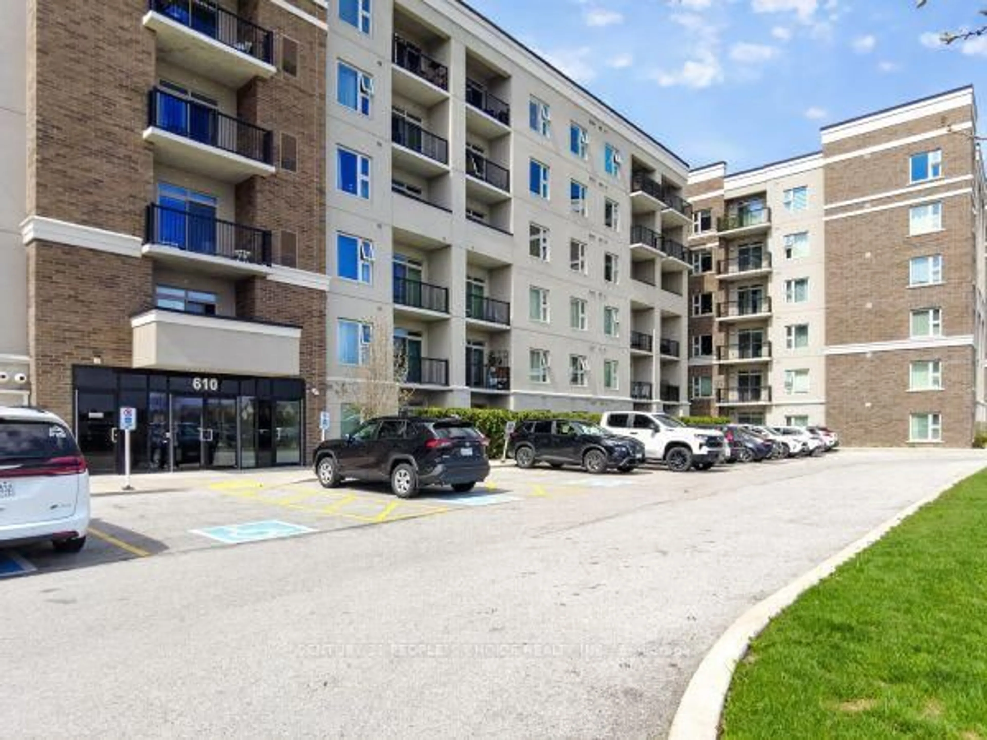 A pic from outside/outdoor area/front of a property/back of a property/a pic from drone, street for 610 Farmstead Dr #407, Milton Ontario L9T 7W2