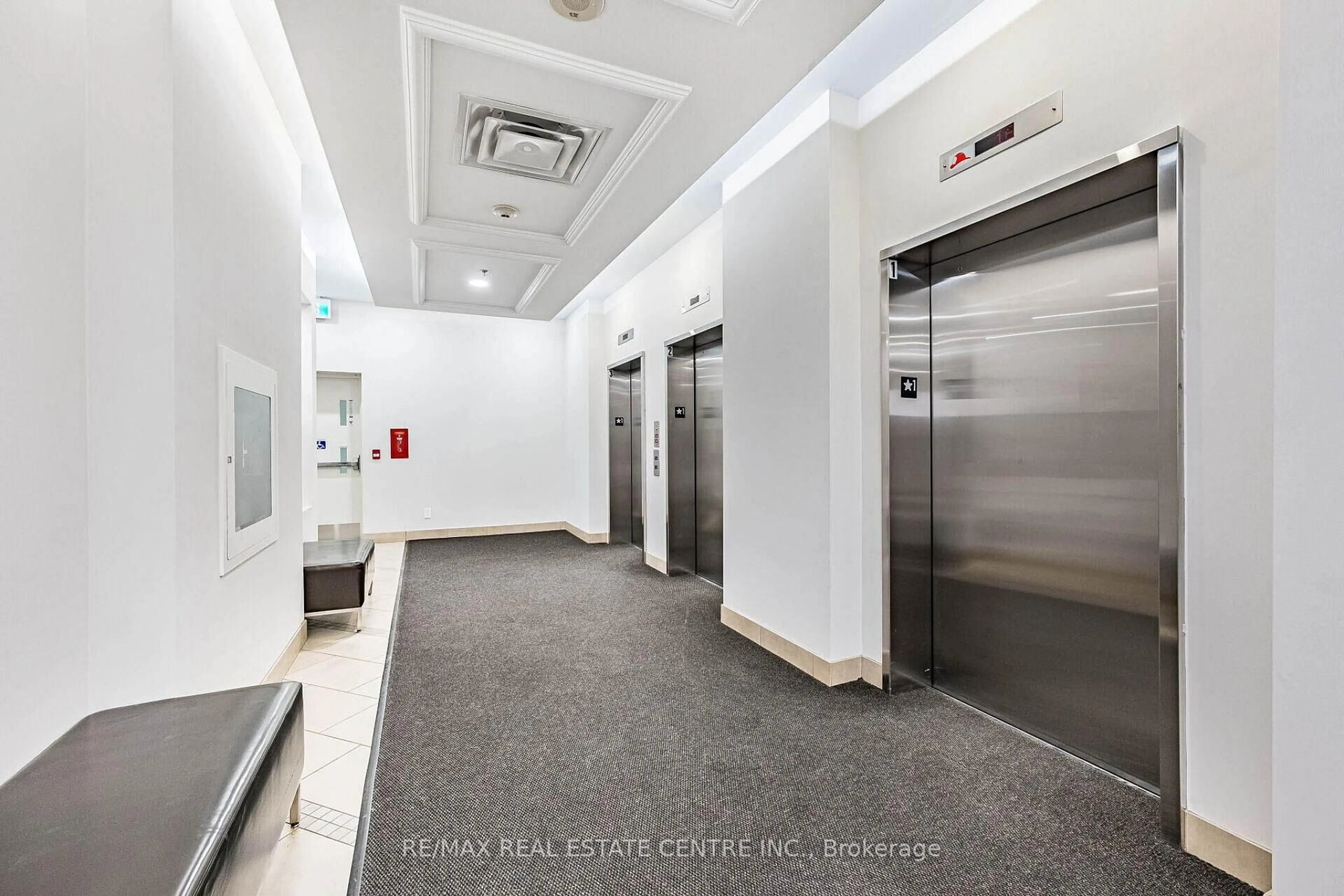 Indoor foyer for 9 George St #2203, Brampton Ontario L6X 0T6