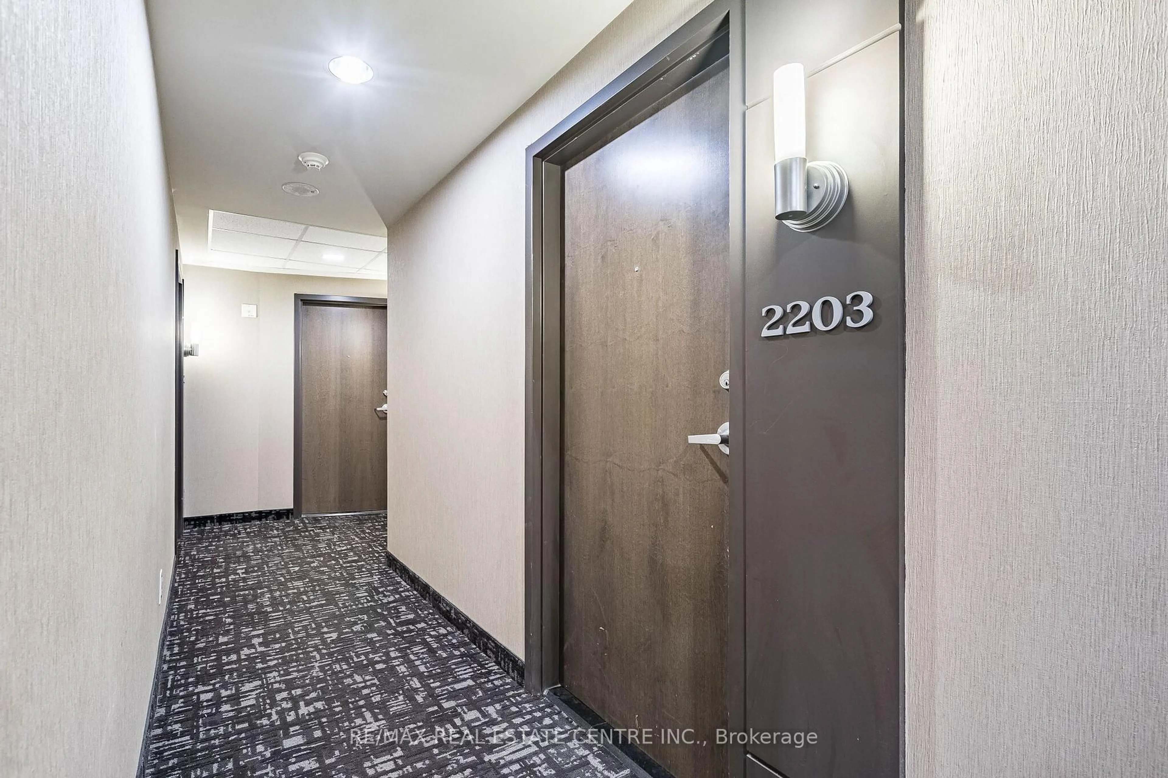 Indoor foyer for 9 George St #2203, Brampton Ontario L6X 0T6