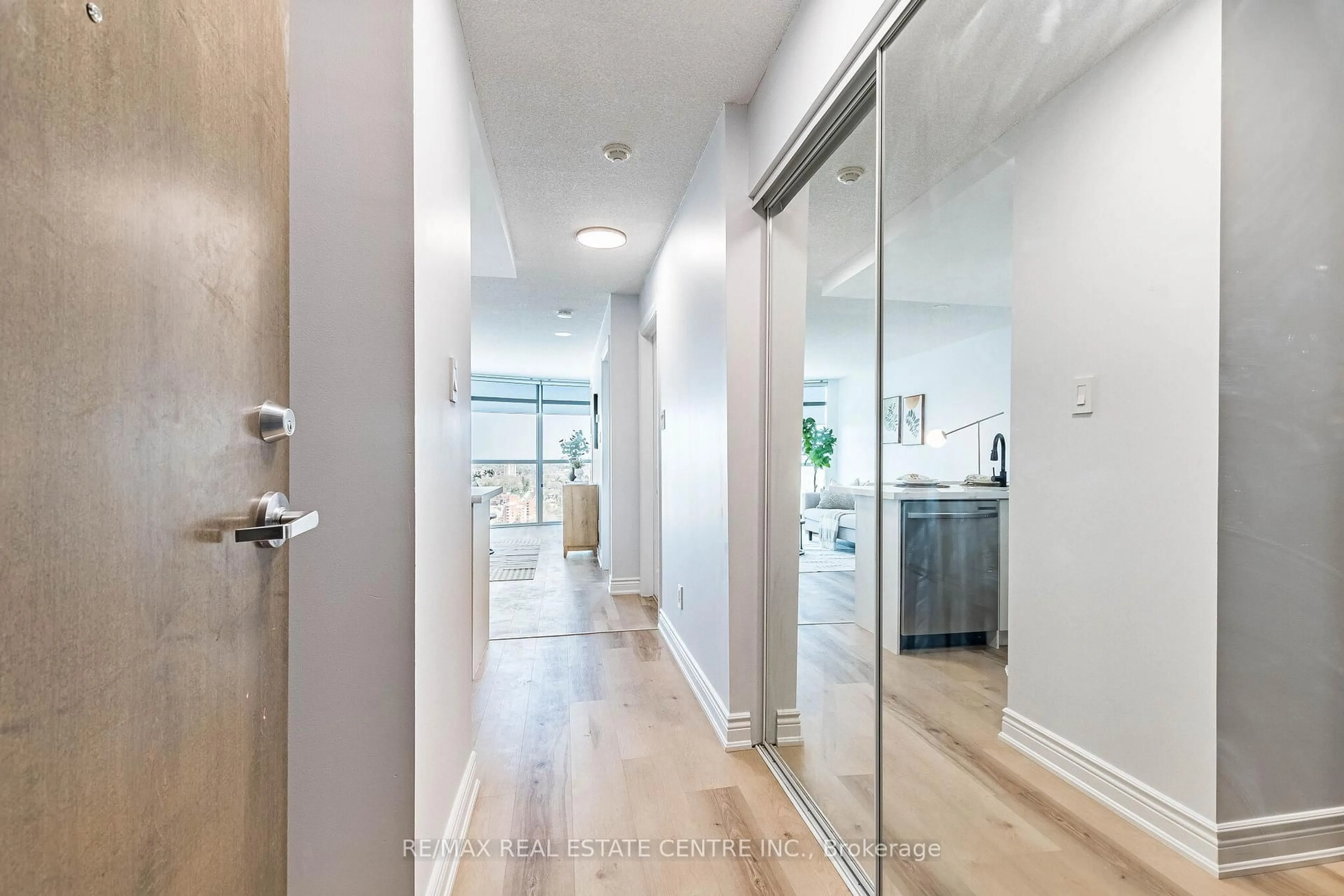 Indoor entryway for 9 George St #2203, Brampton Ontario L6X 0T6