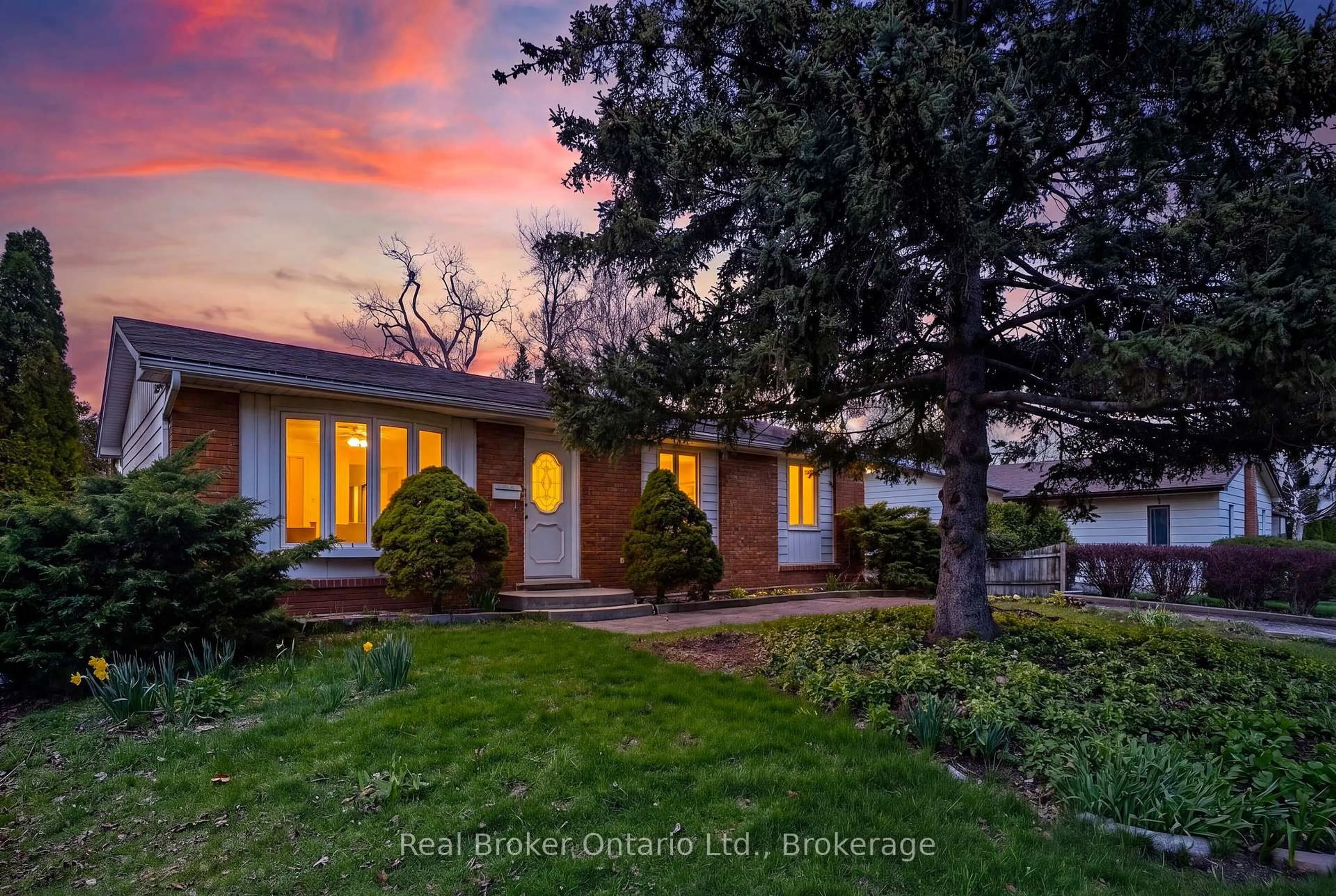 A pic from outside/outdoor area/front of a property/back of a property/a pic from drone, street for 393 ENFIELD Rd, Burlington Ontario L7T 2X5