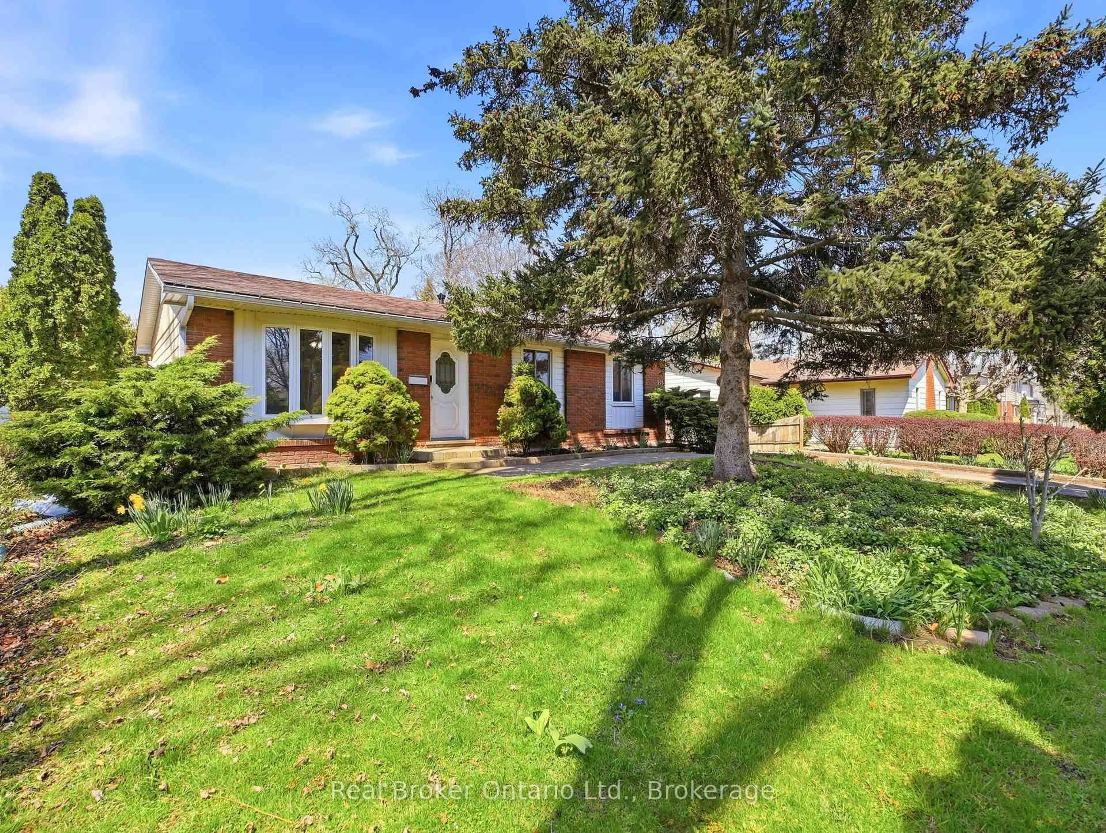 A pic from outside/outdoor area/front of a property/back of a property/a pic from drone, street for 393 ENFIELD Rd, Burlington Ontario L7T 2X5