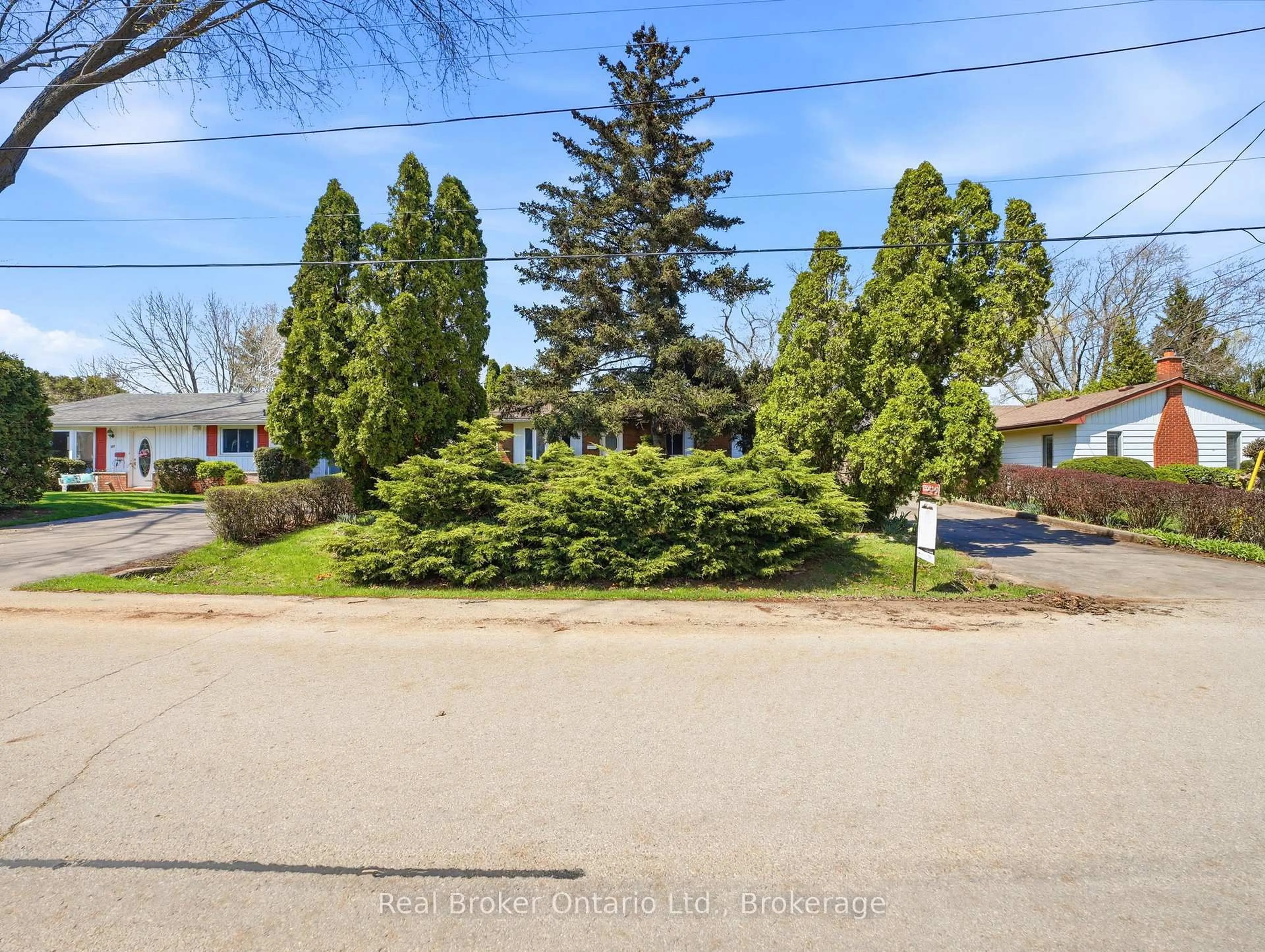 A pic from outside/outdoor area/front of a property/back of a property/a pic from drone, street for 393 ENFIELD Rd, Burlington Ontario L7T 2X5