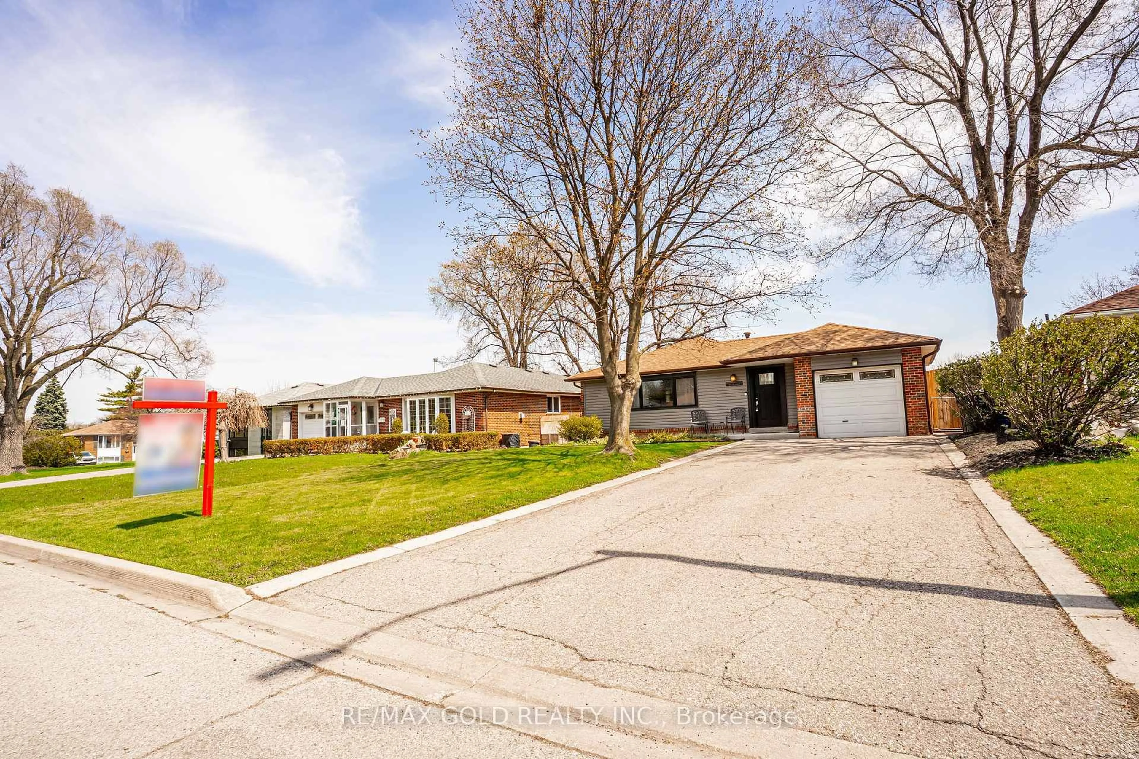 A pic from outside/outdoor area/front of a property/back of a property/a pic from drone, street for 23 Dunster Cres, Brampton Ontario L6T 3J8