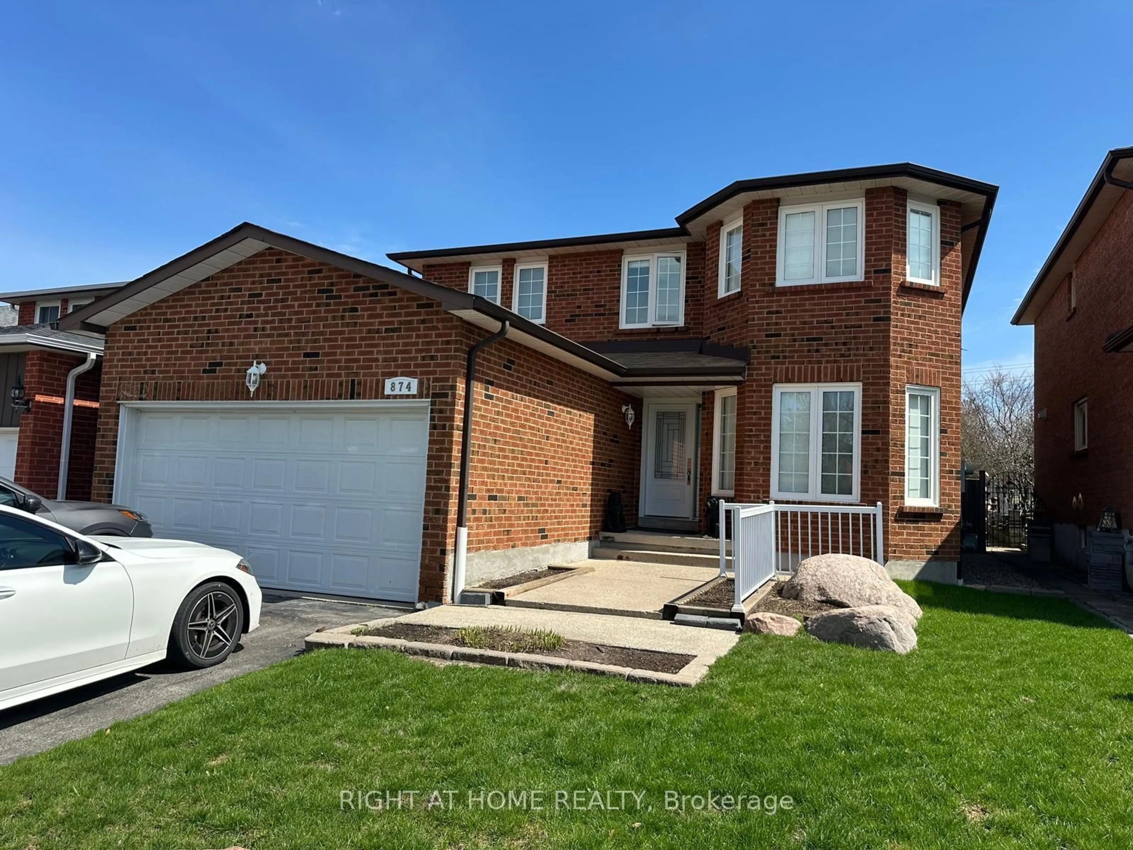 A pic from outside/outdoor area/front of a property/back of a property/a pic from drone, street for 874 Wetherby Lane, Mississauga Ontario L4W 4S9