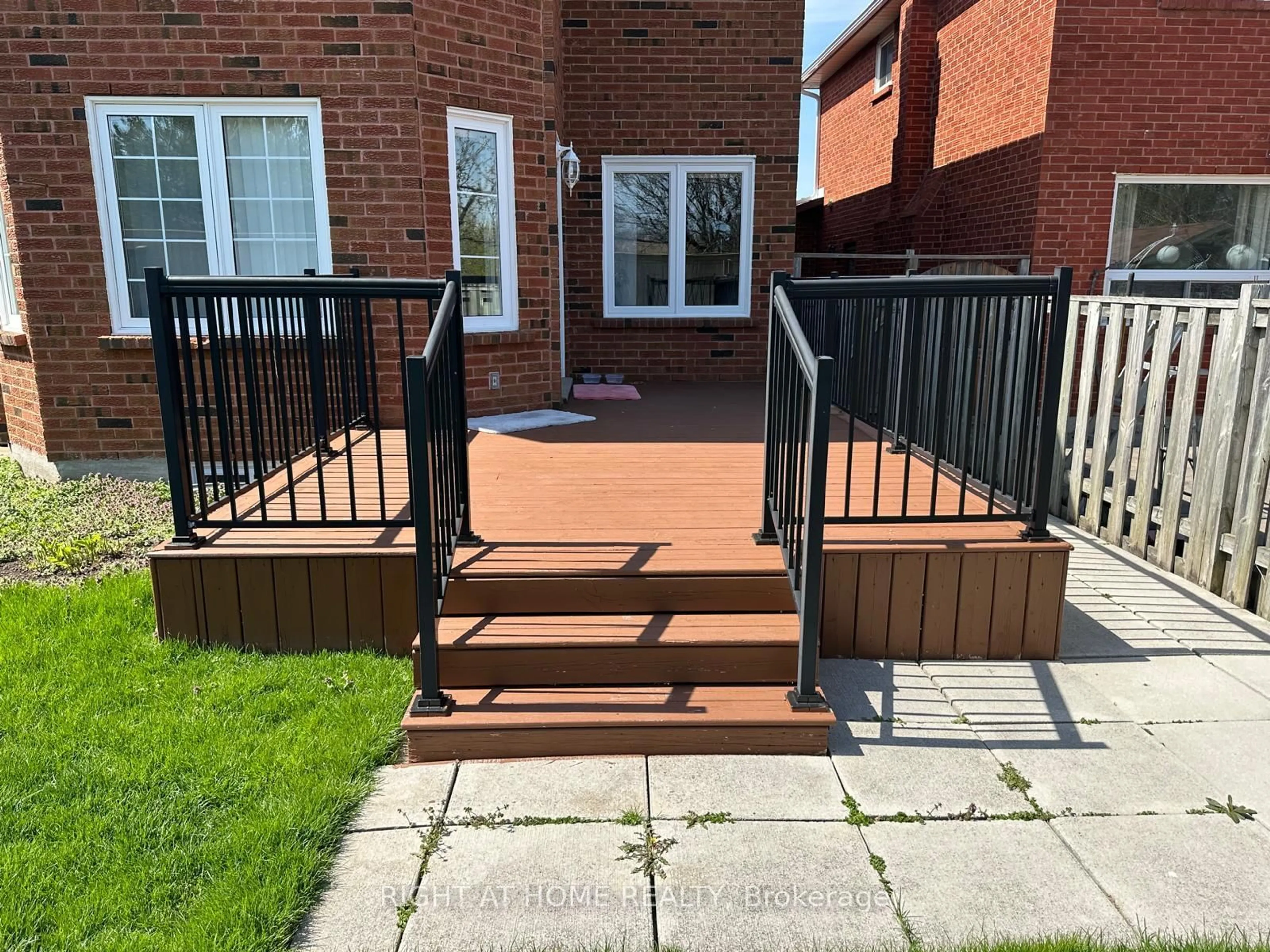 Patio, street for 874 Wetherby Lane, Mississauga Ontario L4W 4S9
