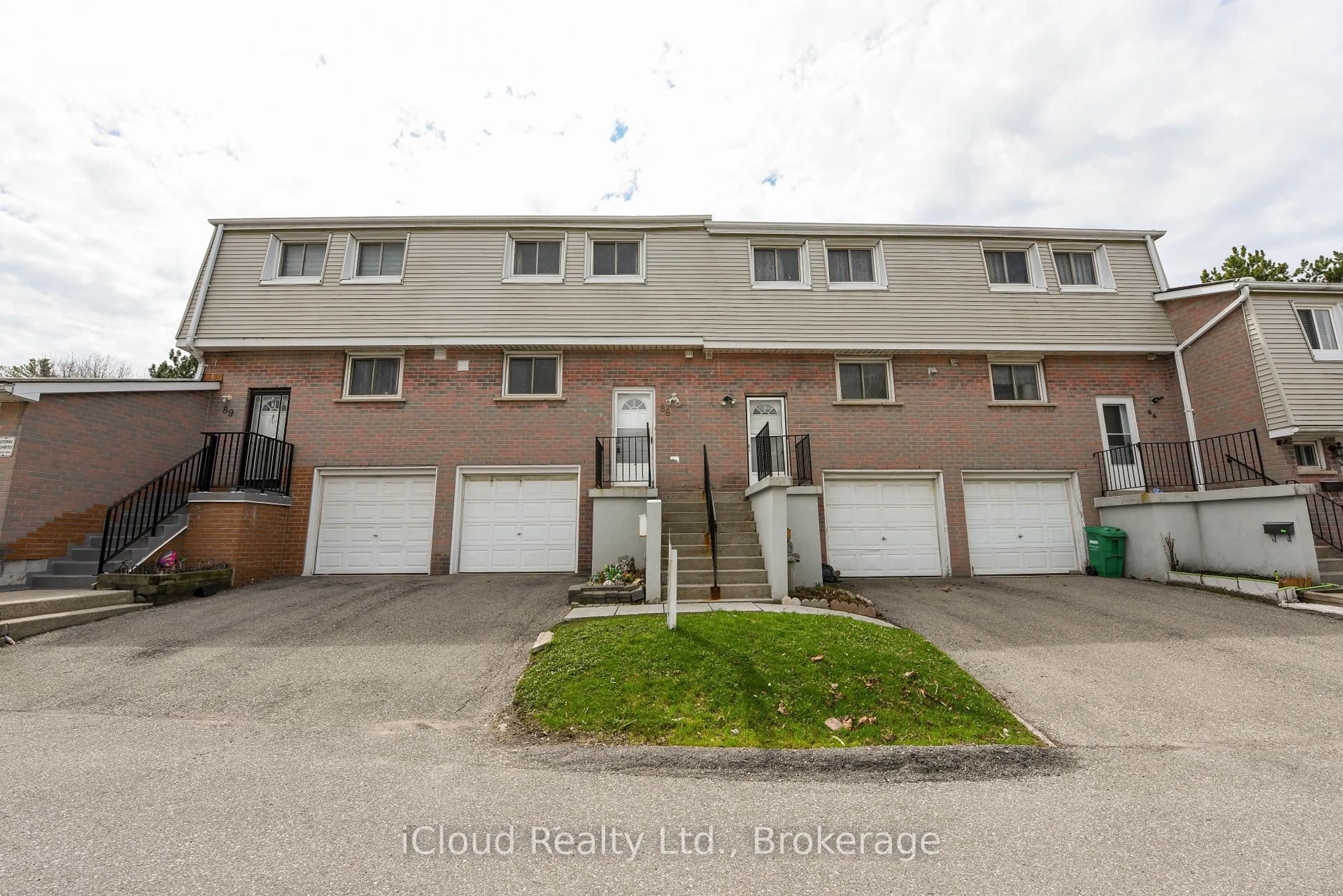 A pic from outside/outdoor area/front of a property/back of a property/a pic from drone, street for 400 Mississauga Valley Blvd #88, Mississauga Ontario L5A 3N6