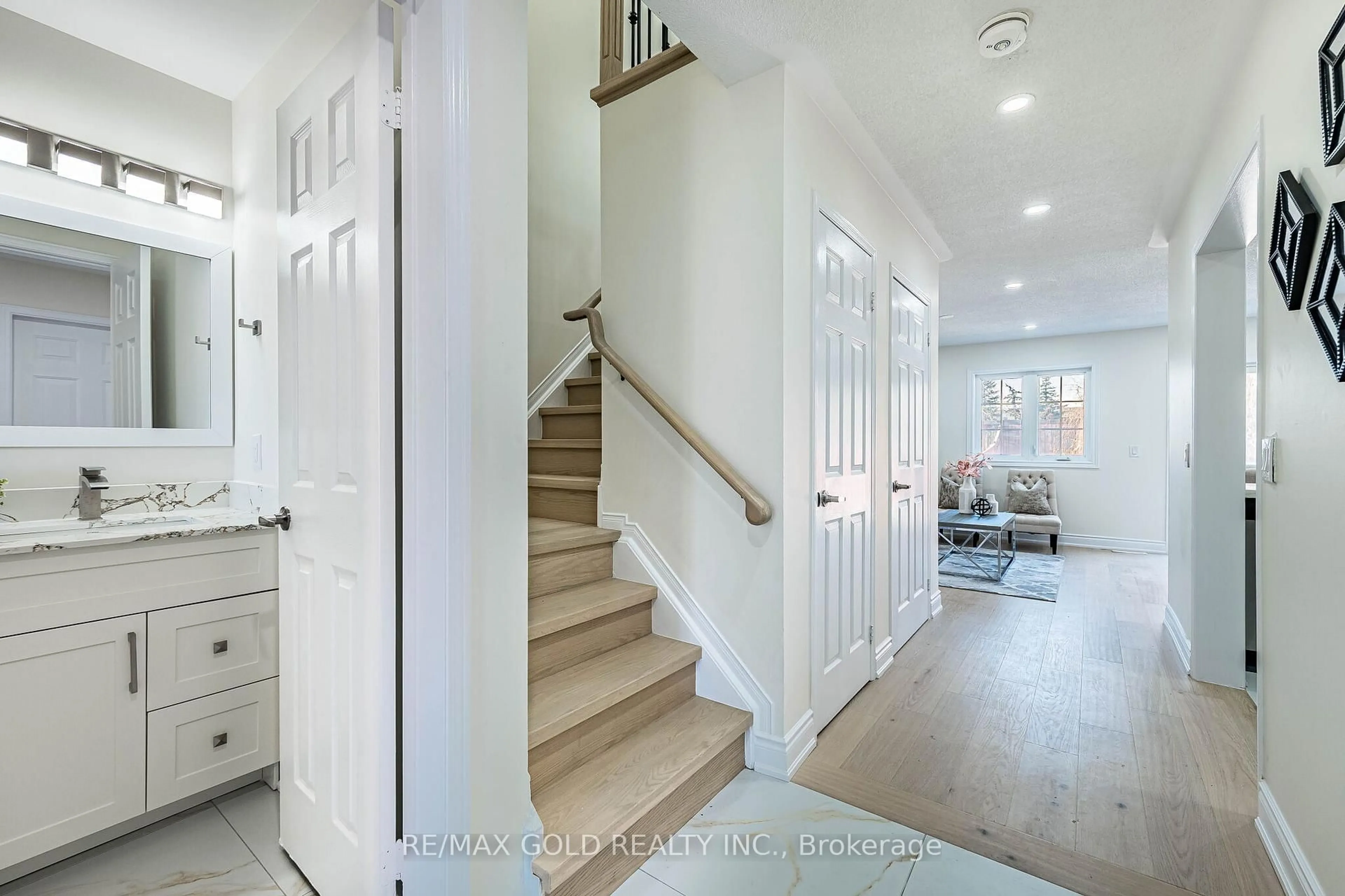 Indoor entryway for 110 Sandyshores Dr, Brampton Ontario L6R 2M3