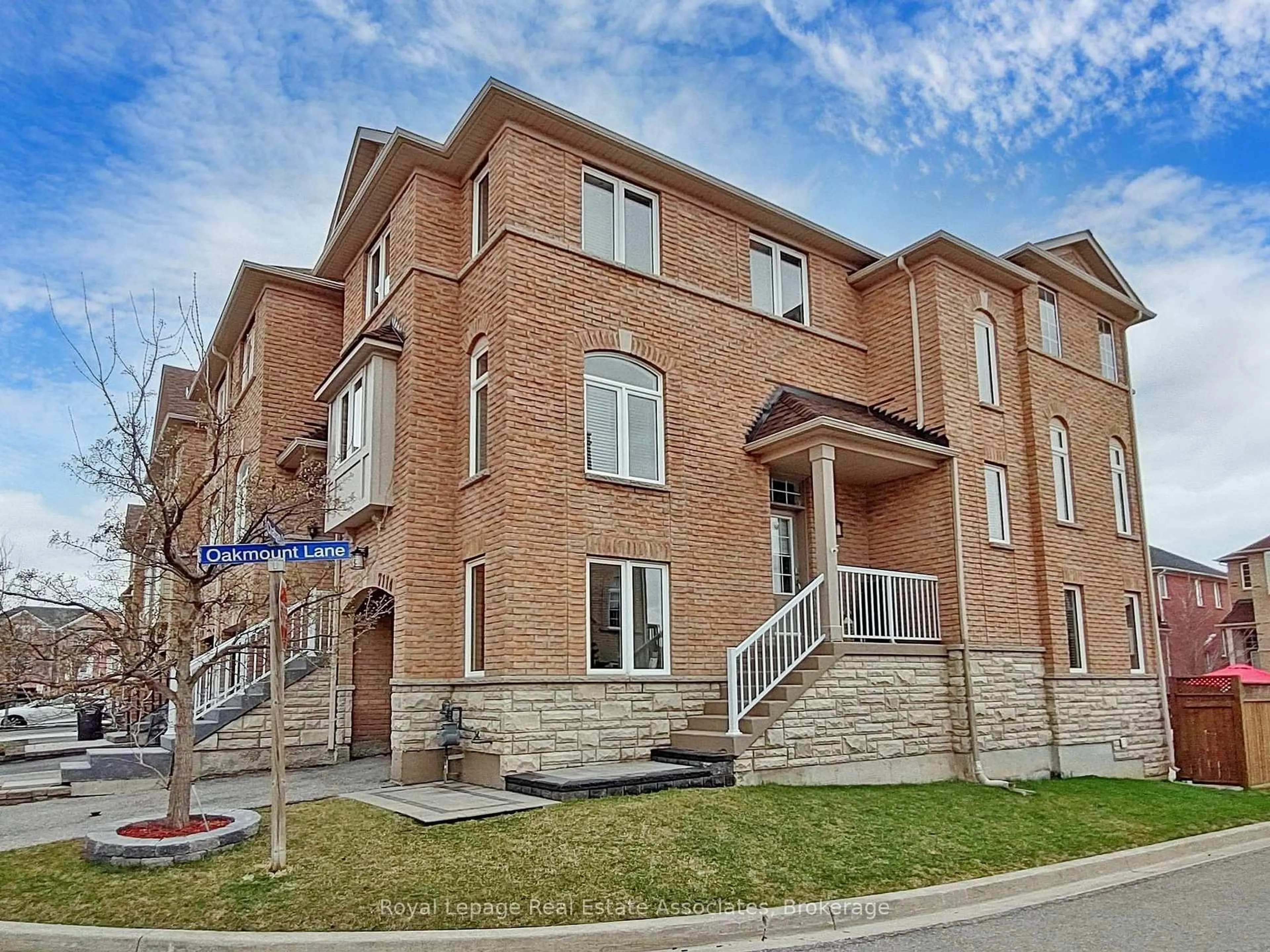 Home with brick exterior material, street for 7114 Chatham Crt, Mississauga Ontario L5N 8R1