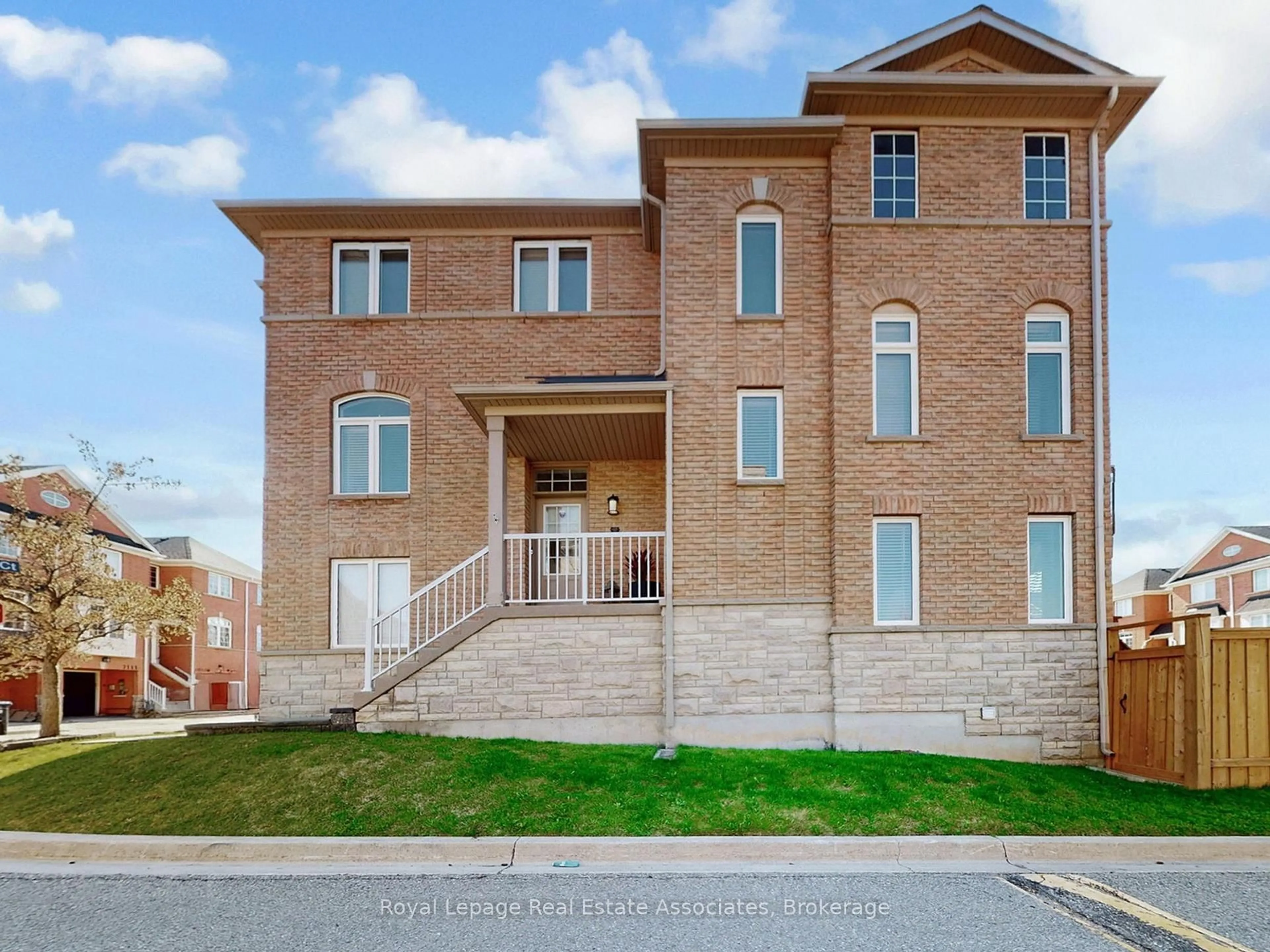 Home with brick exterior material, unknown for 7114 Chatham Crt, Mississauga Ontario L5N 8R1