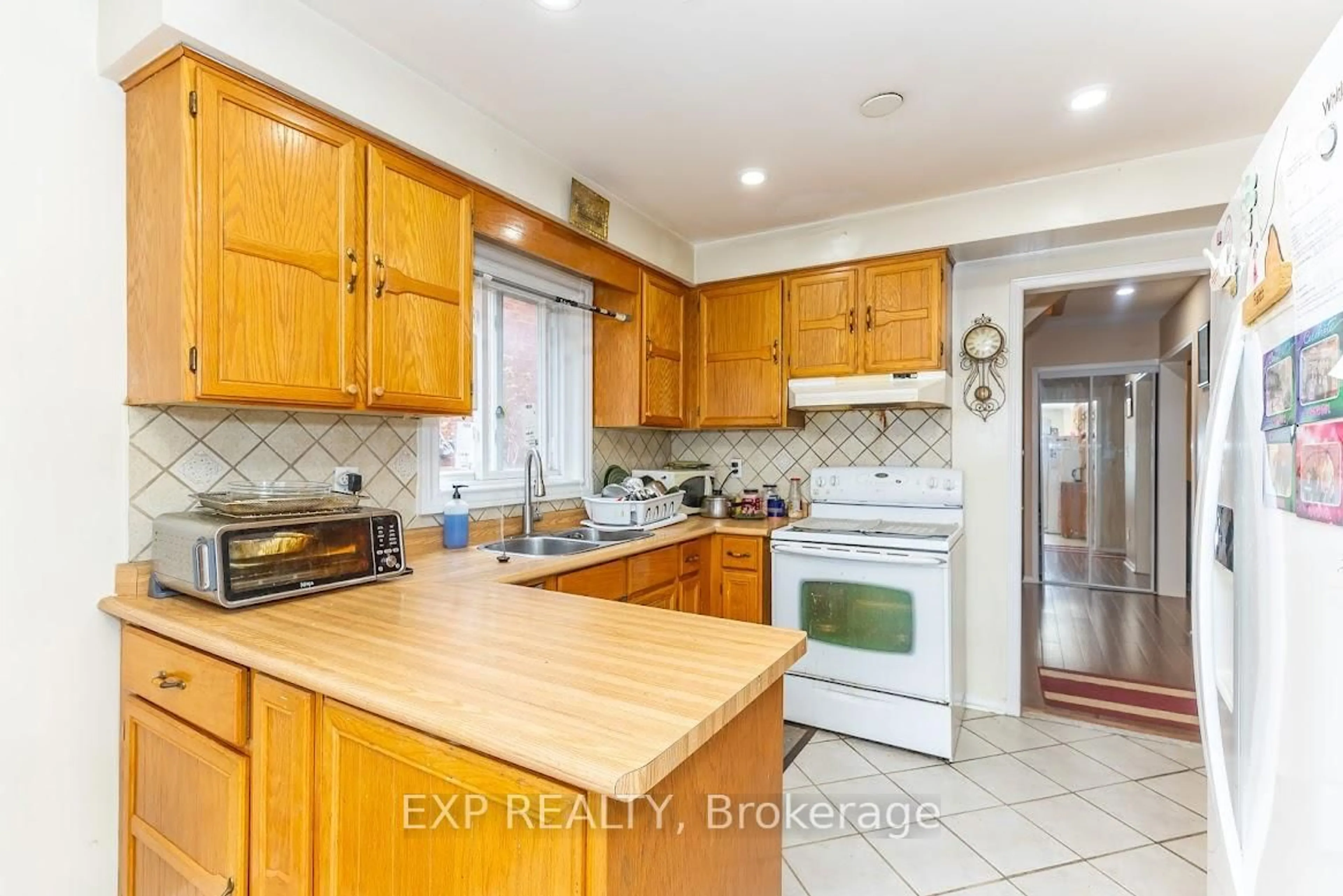 Standard kitchen, ceramic/tile floor for 8 Faywood Dr, Brampton Ontario L6Y 4K3