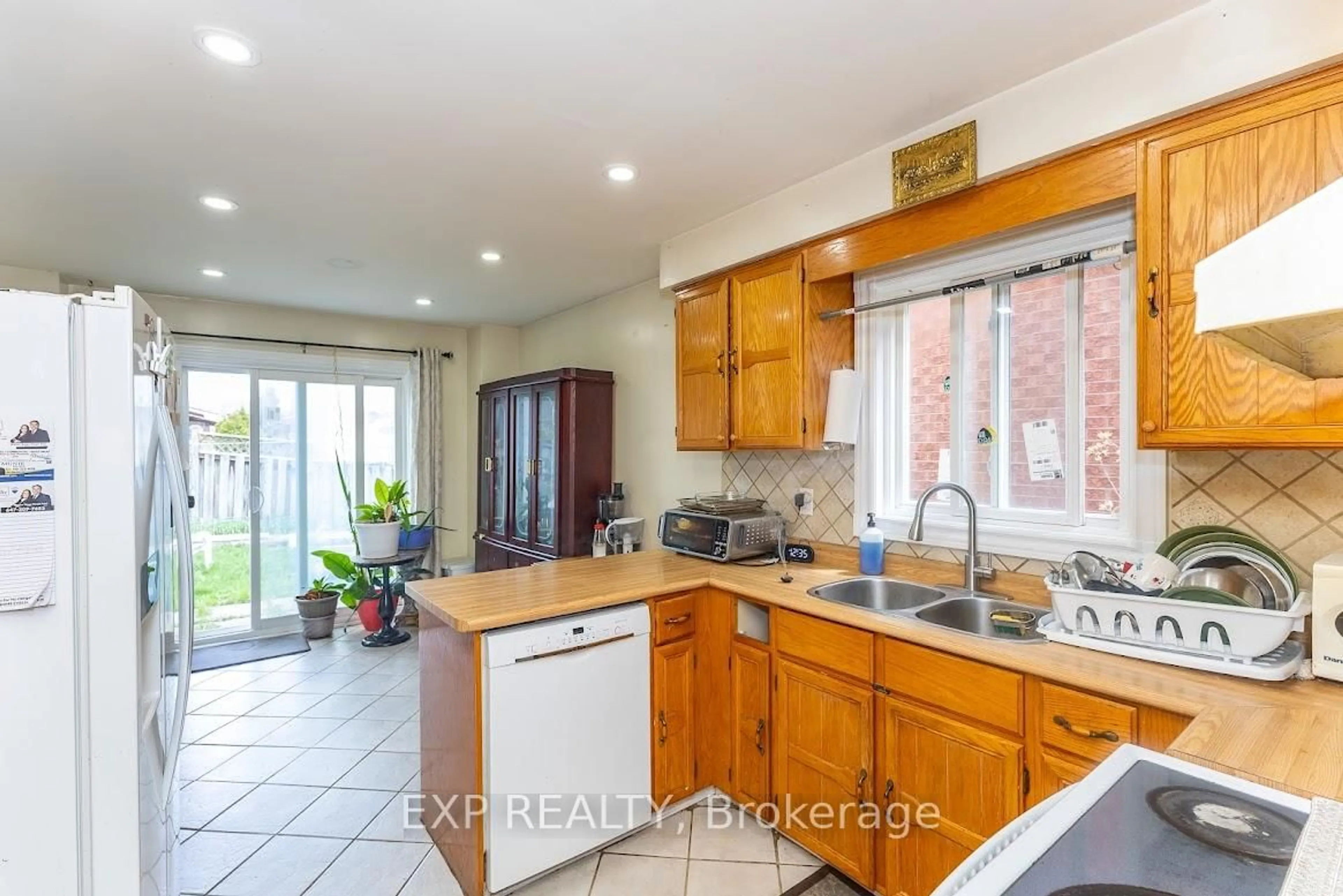 Open concept kitchen, ceramic/tile floor for 8 Faywood Dr, Brampton Ontario L6Y 4K3