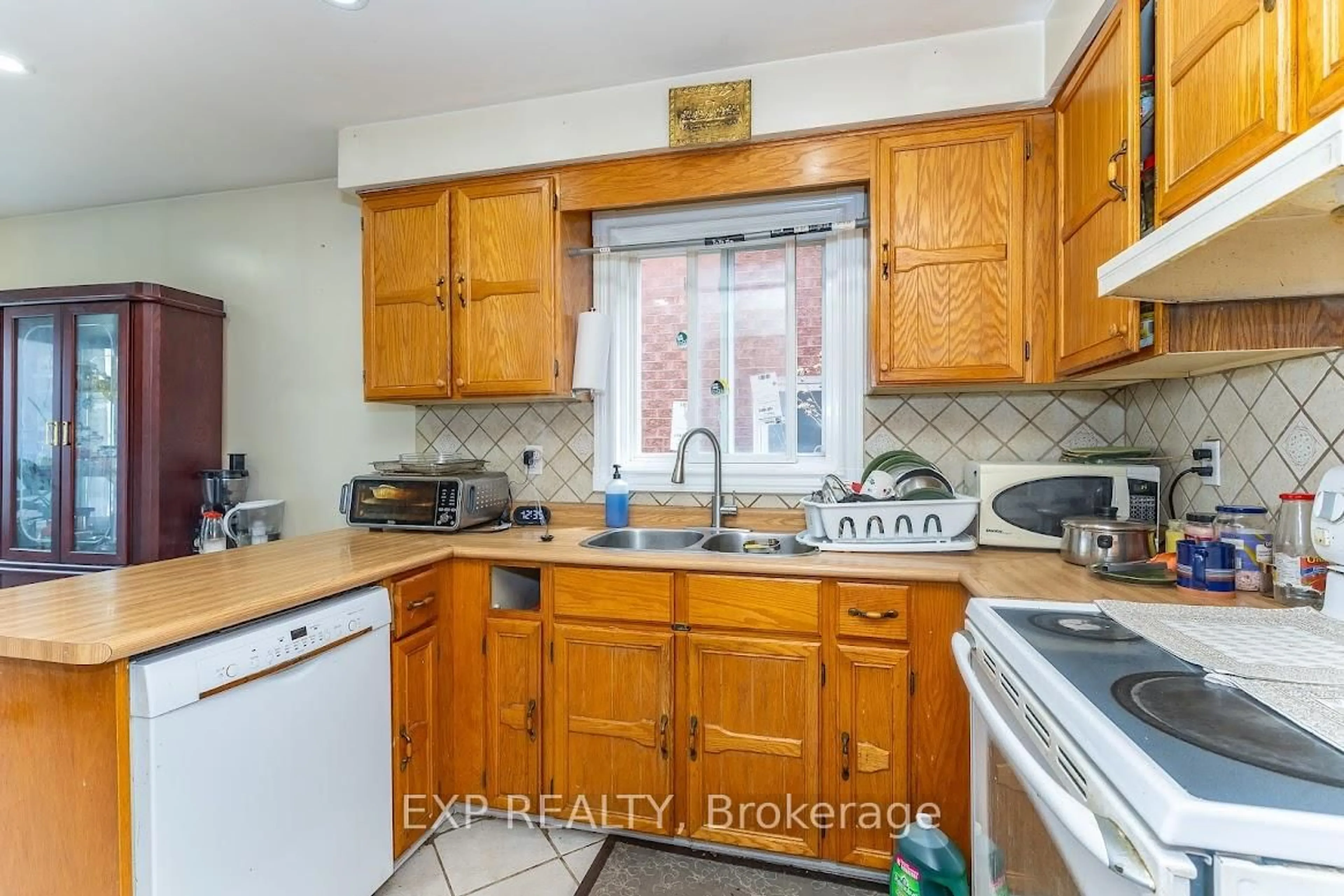 Standard kitchen, ceramic/tile floor for 8 Faywood Dr, Brampton Ontario L6Y 4K3