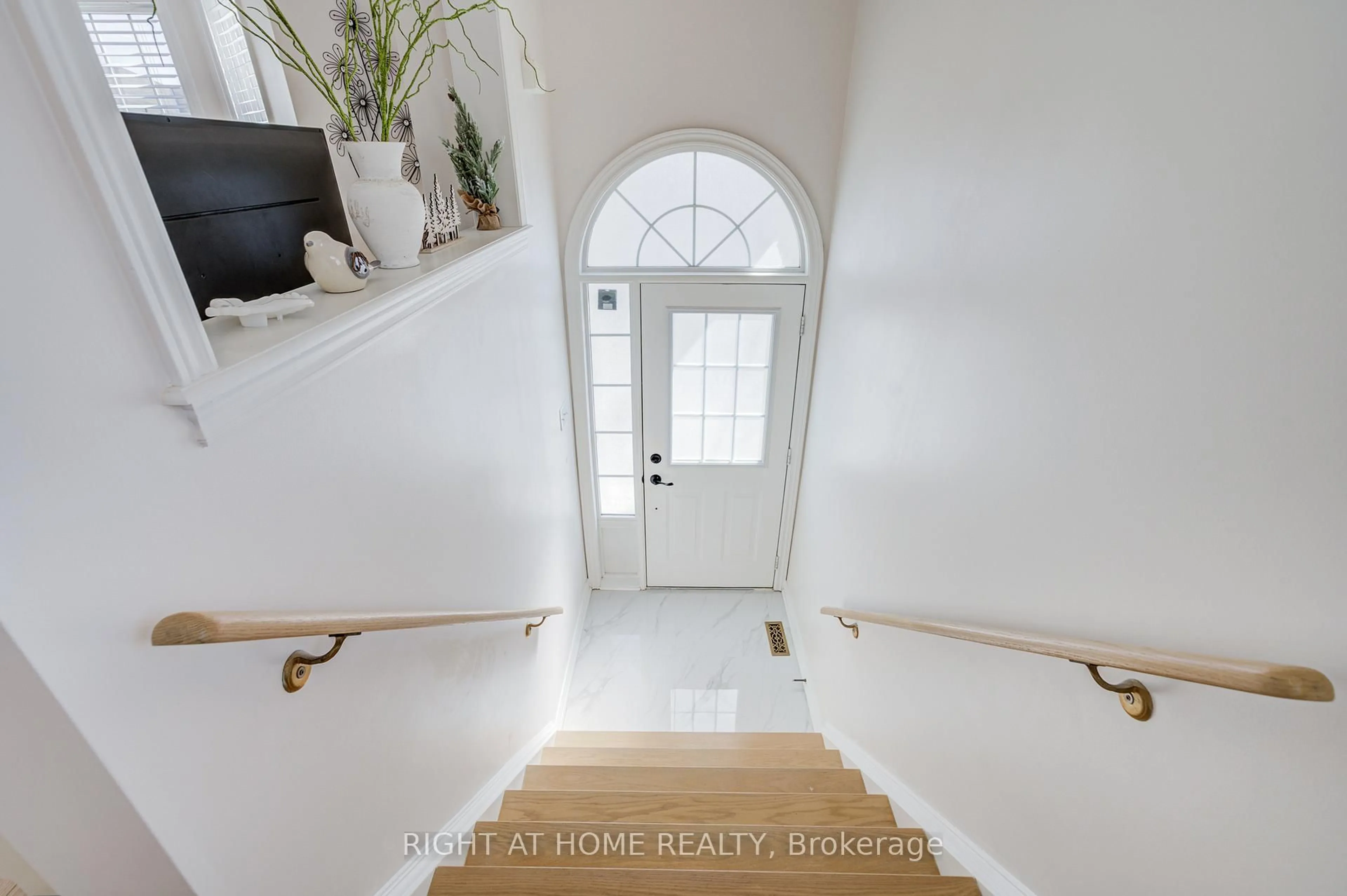 Indoor entryway for 3064 Highbourne Cres, Oakville Ontario L6M 5H1