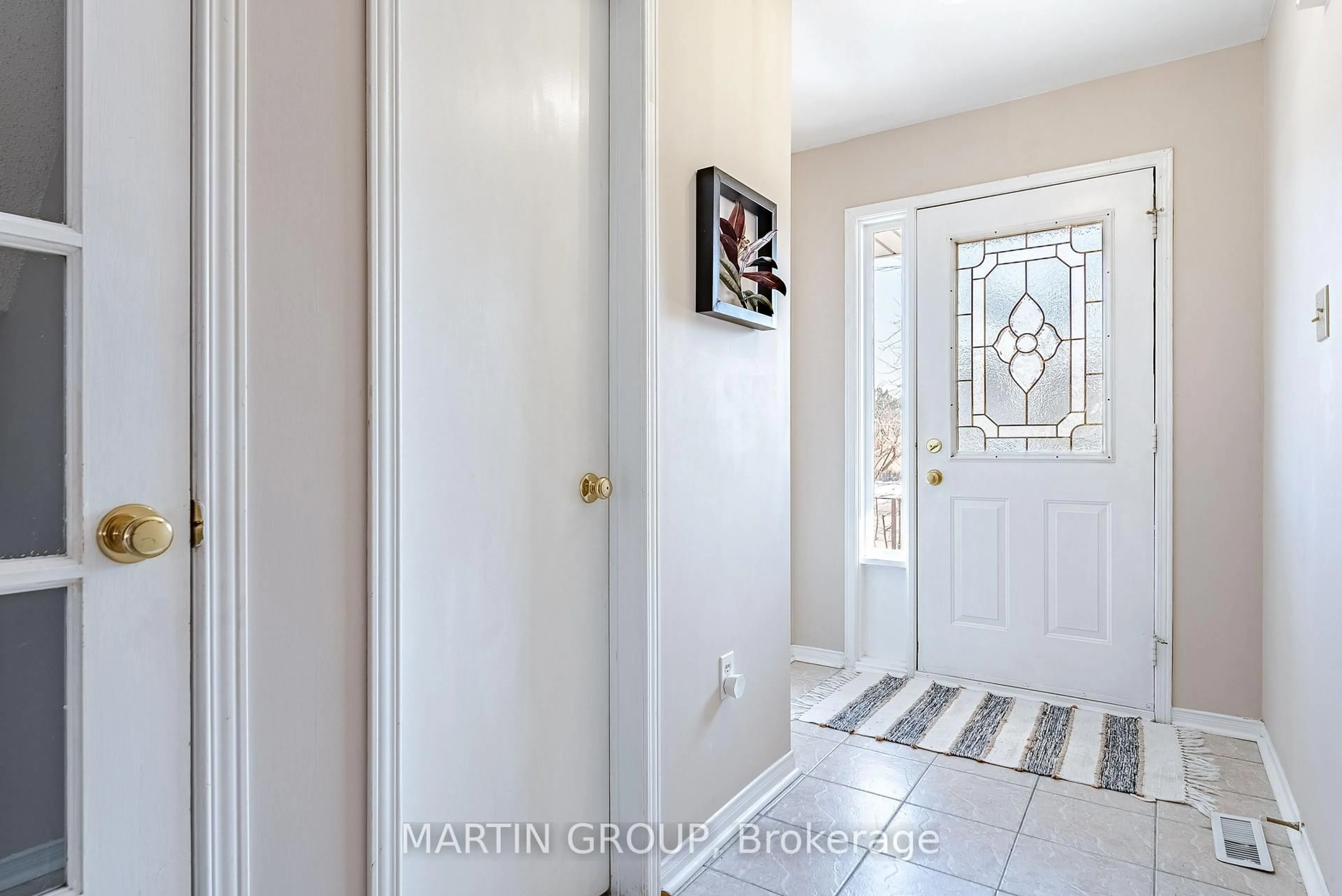 Indoor entryway for 413 Levanna Lane, Oakville Ontario L6H 6B8