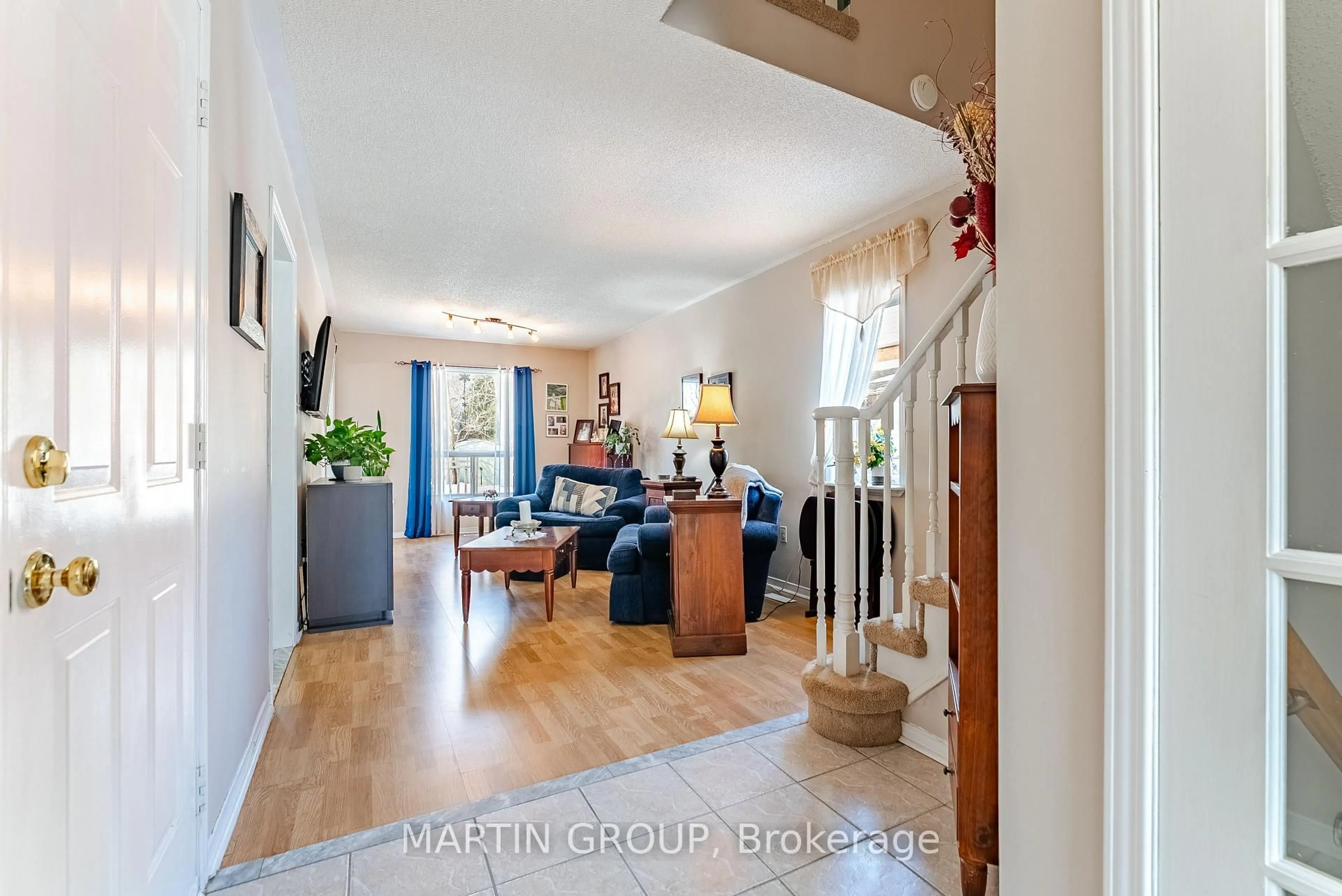 Indoor entryway for 413 Levanna Lane, Oakville Ontario L6H 6B8