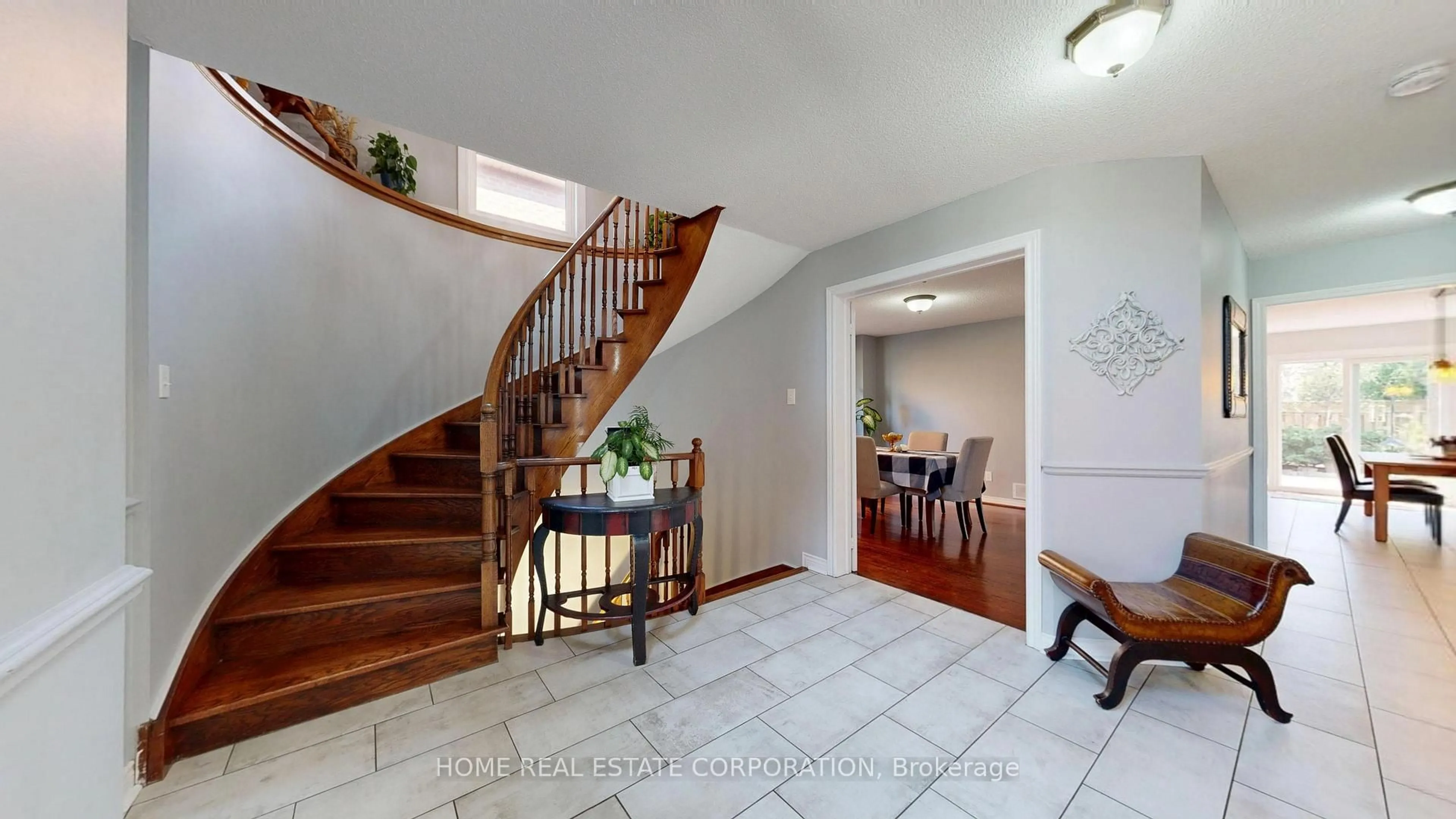 Indoor foyer for 9 Laidlaw Ave, Brampton Ontario L6S 5W1