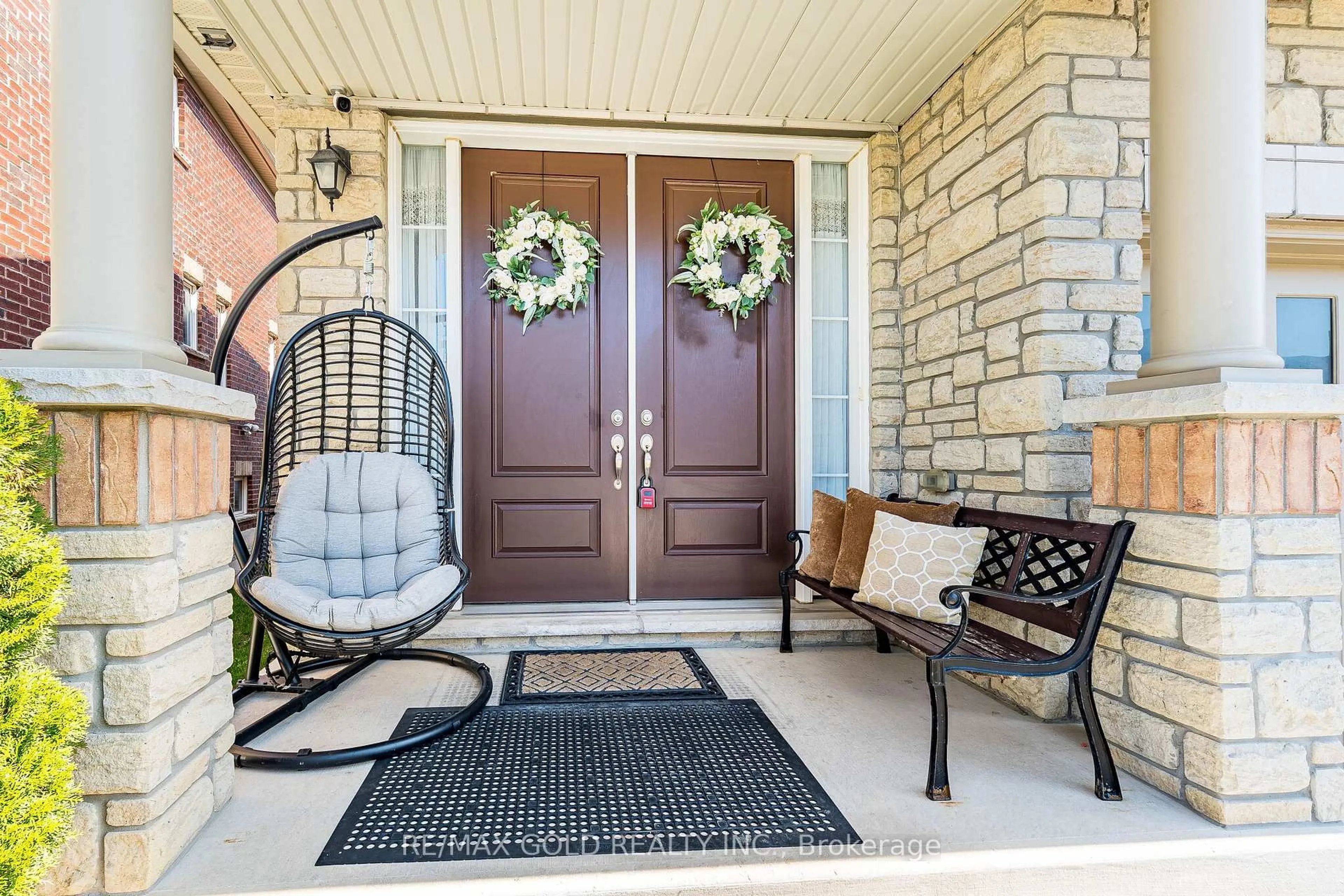 Indoor entryway for 129 Bonnieglen Farm Blvd, Caledon Ontario L7C 4B9