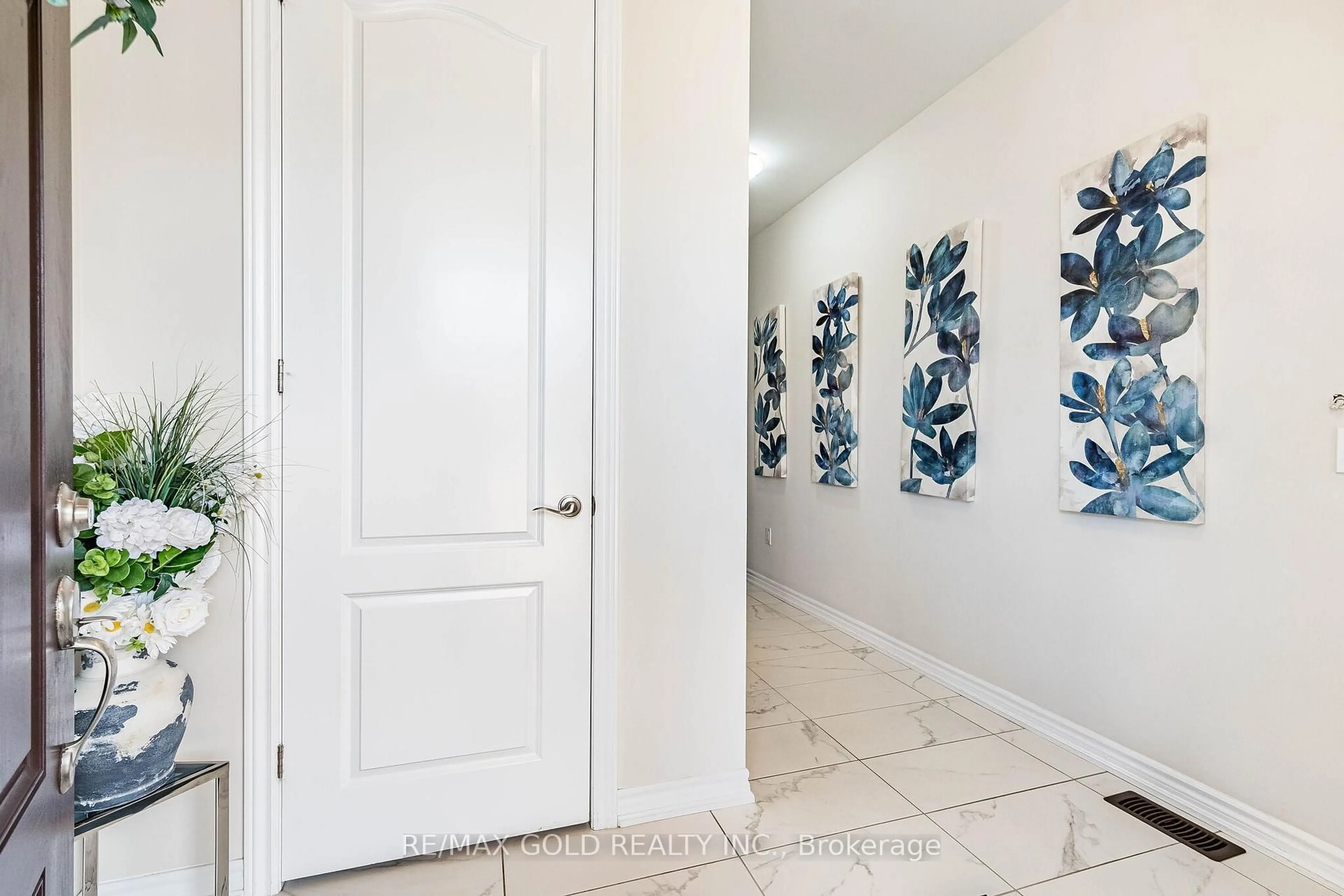 Indoor entryway for 129 Bonnieglen Farm Blvd, Caledon Ontario L7C 4B9