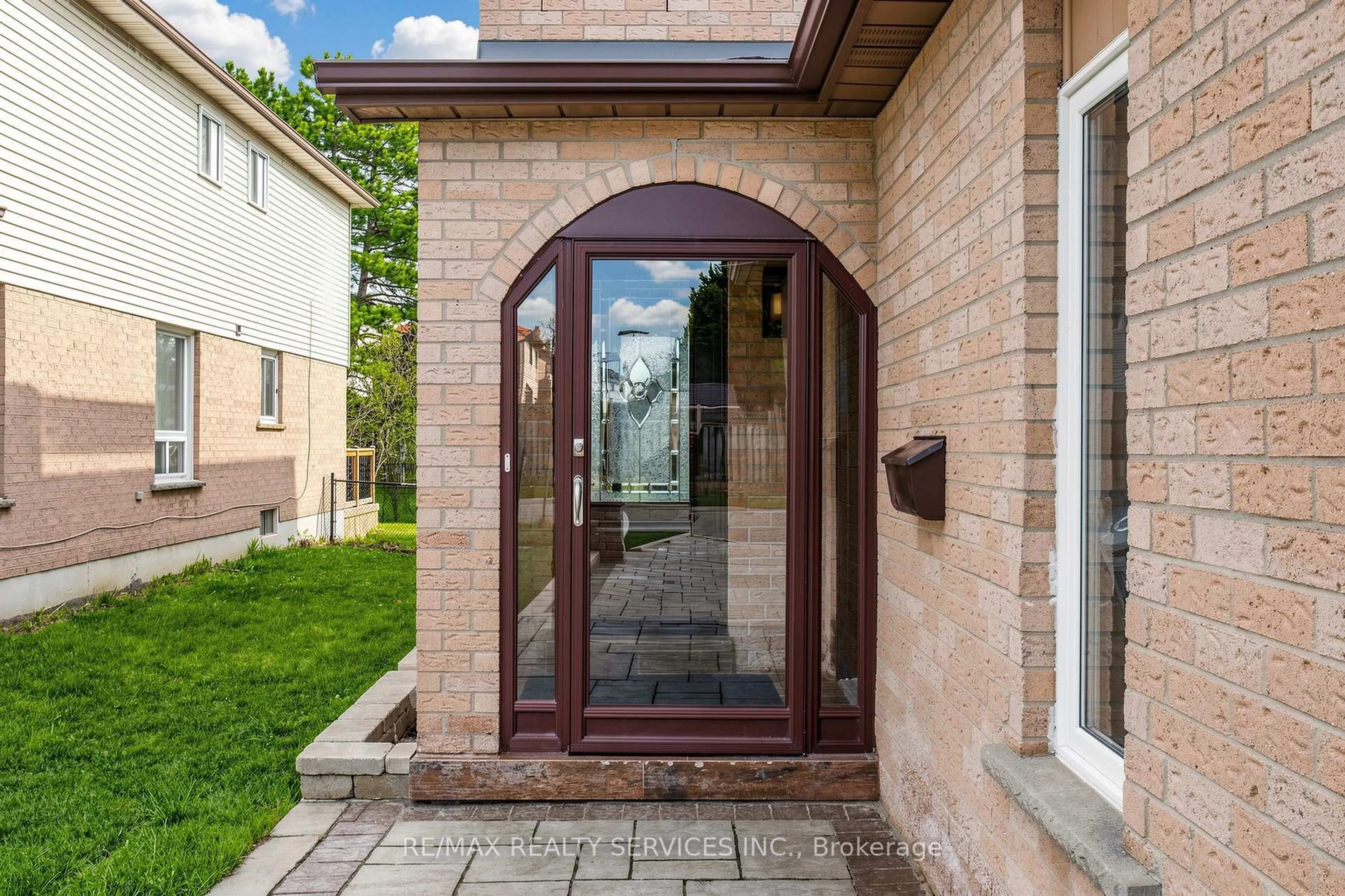 Indoor entryway for 160 Newbridge Cres, Brampton Ontario L6S 4B3