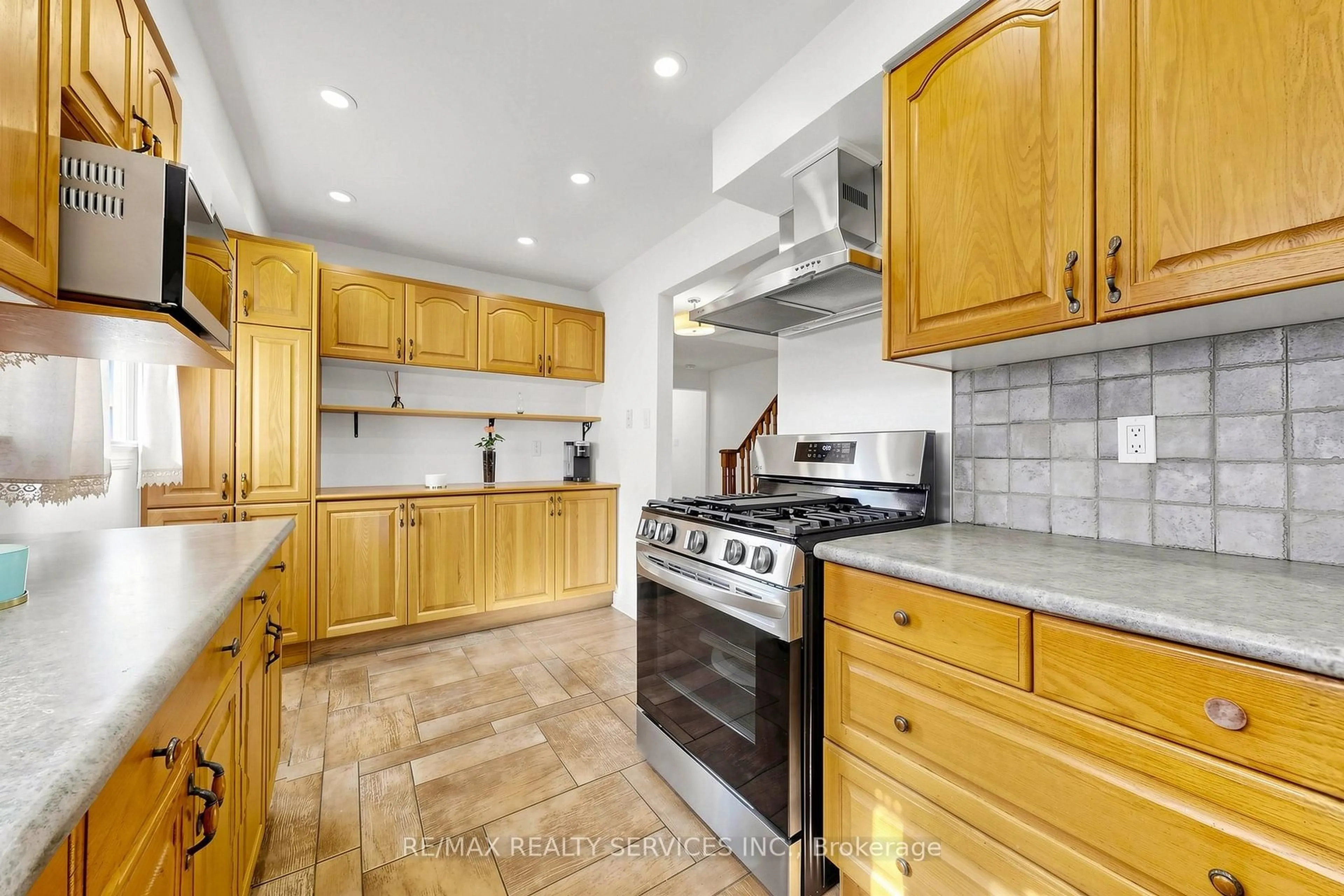 Standard kitchen, ceramic/tile floor for 160 Newbridge Cres, Brampton Ontario L6S 4B3