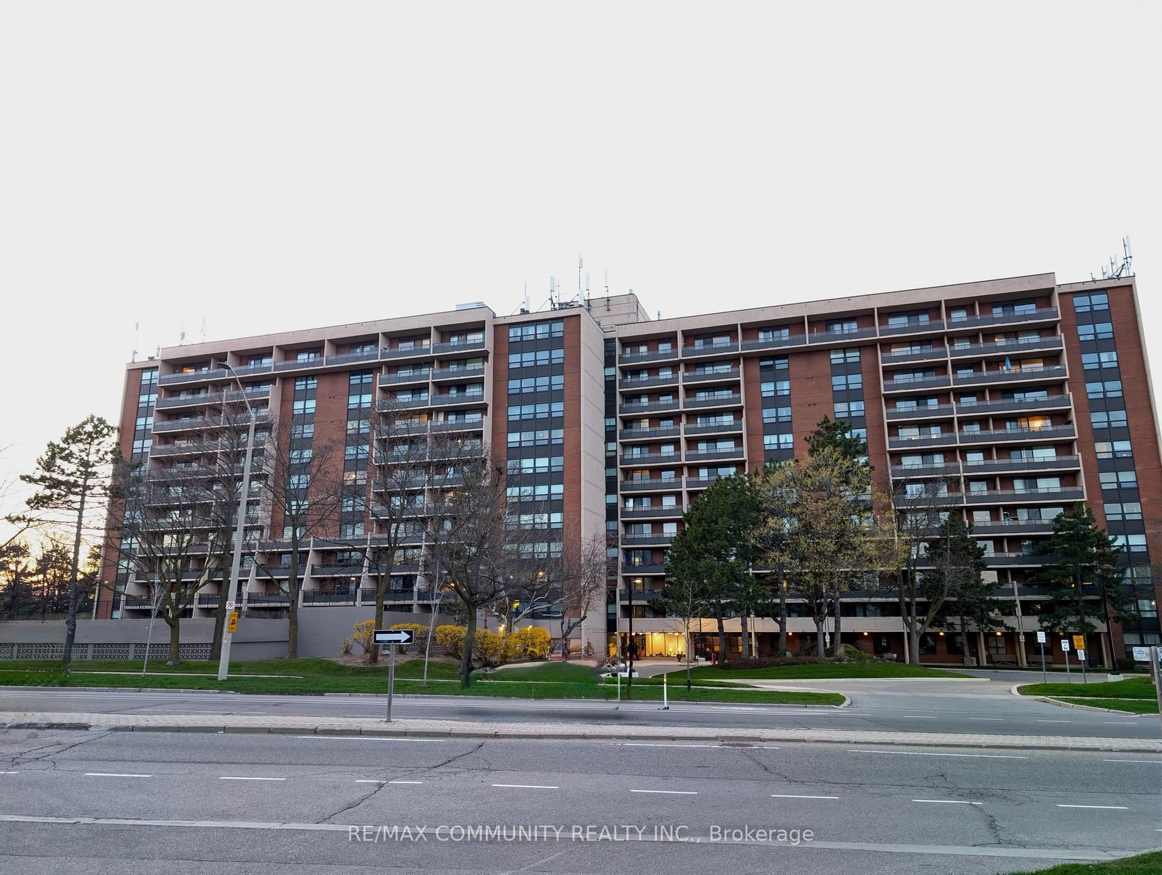 Blurry image for 2929 Aquitaine Ave #705, Mississauga Ontario L5N 2C7